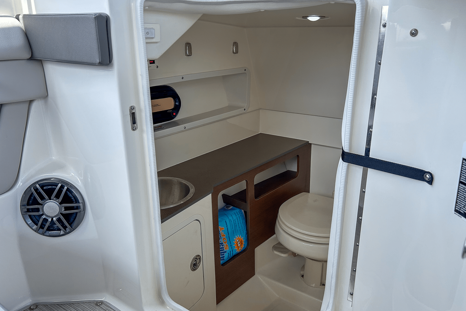 Slide: The Image of Sea Ray 270 SDX OUTBOARD 2023 - 33