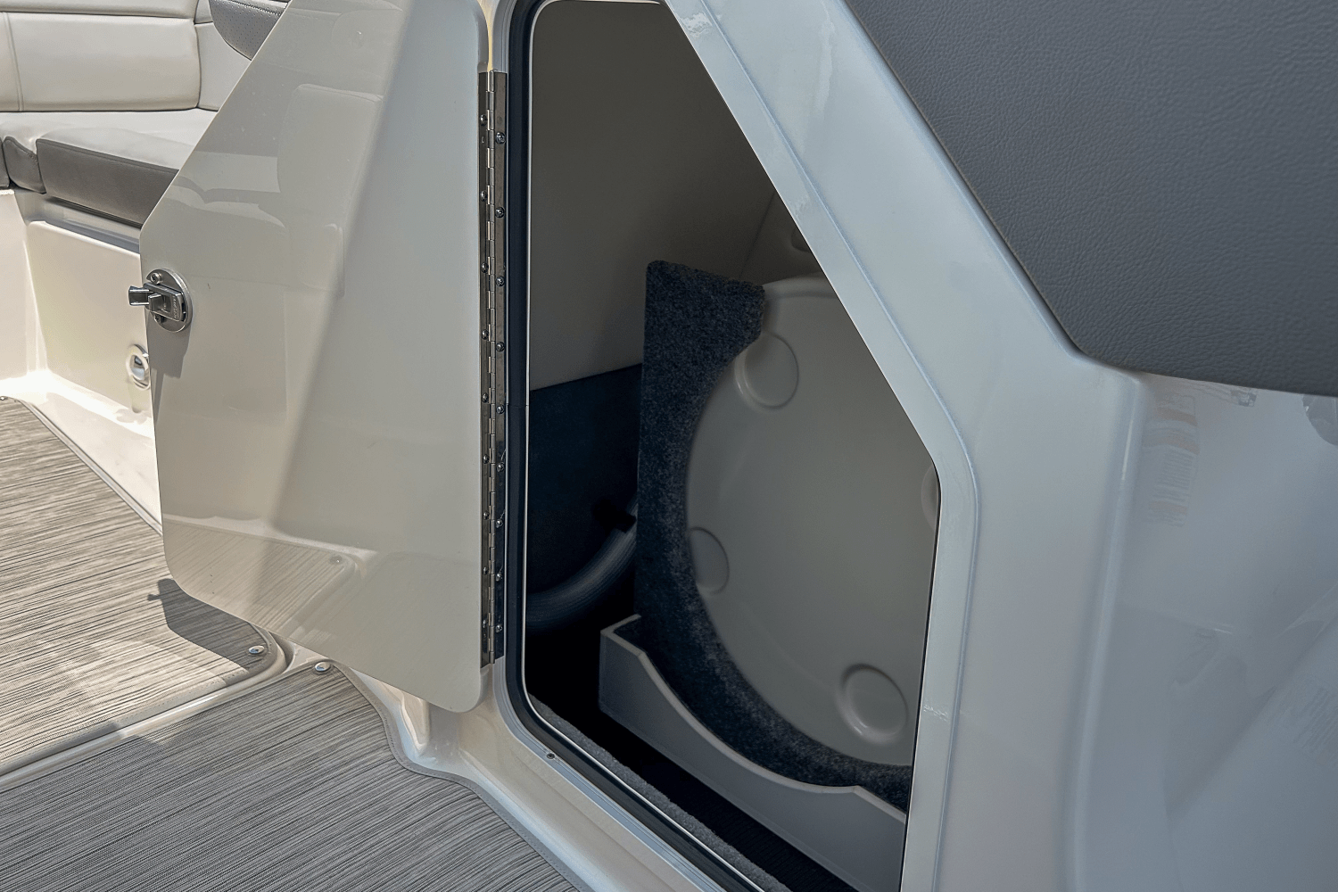 Slide: The Image of Sea Ray 270 SDX OUTBOARD 2023 - 35