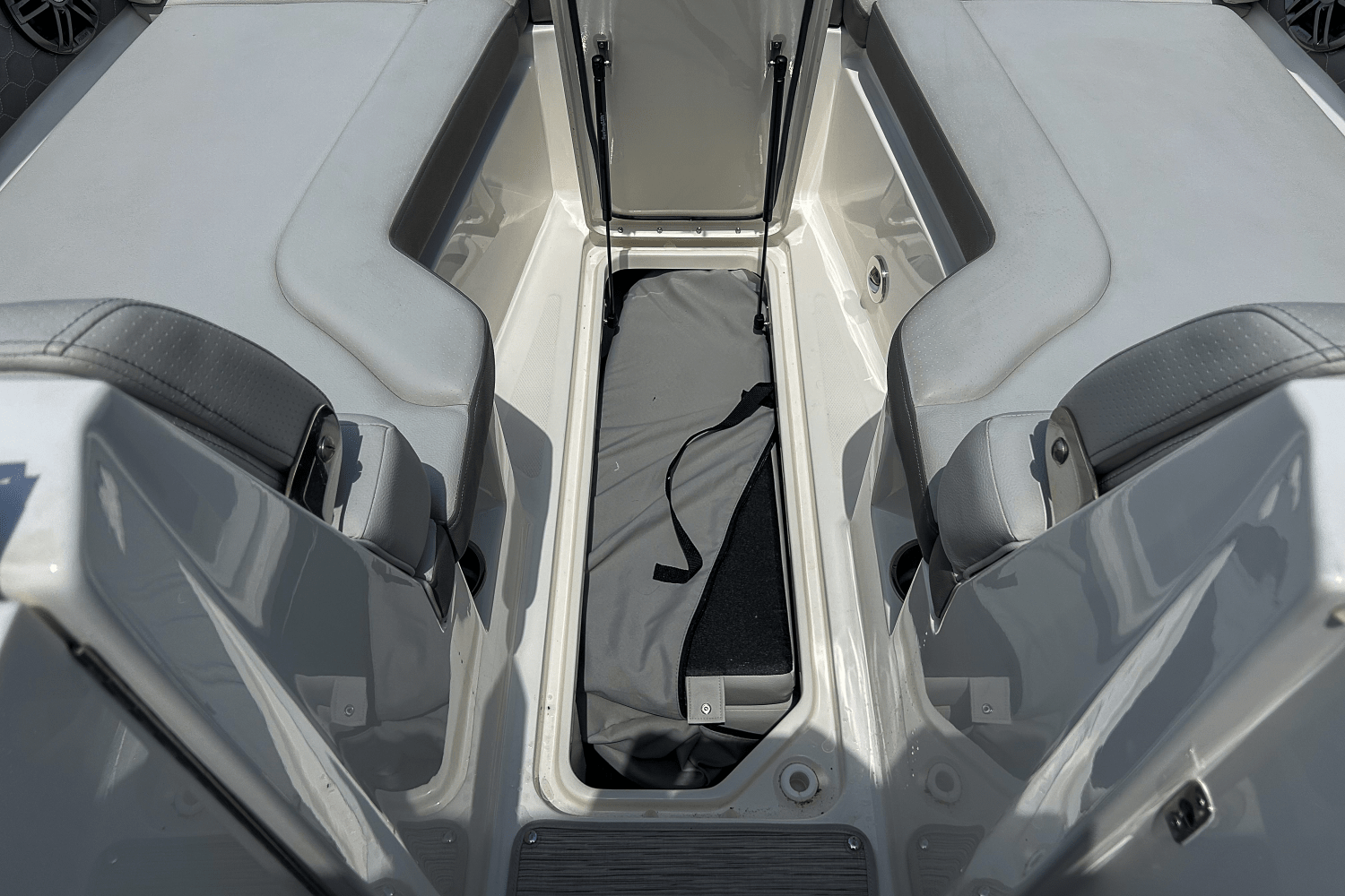 Slide: The Image of Sea Ray 270 SDX OUTBOARD 2023 - 40