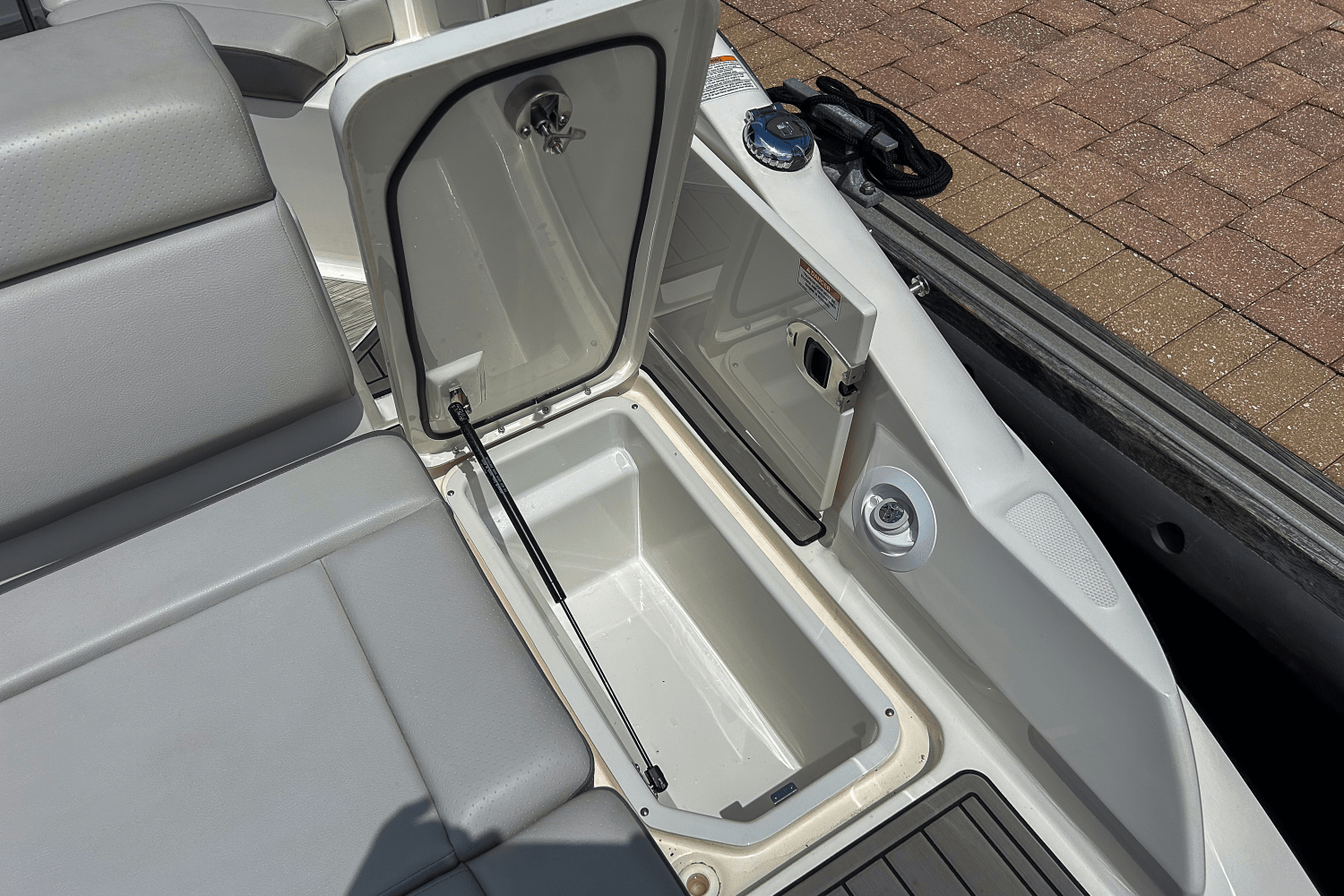 Slide: The Image of Sea Ray 270 SDX OUTBOARD 2023 - 44