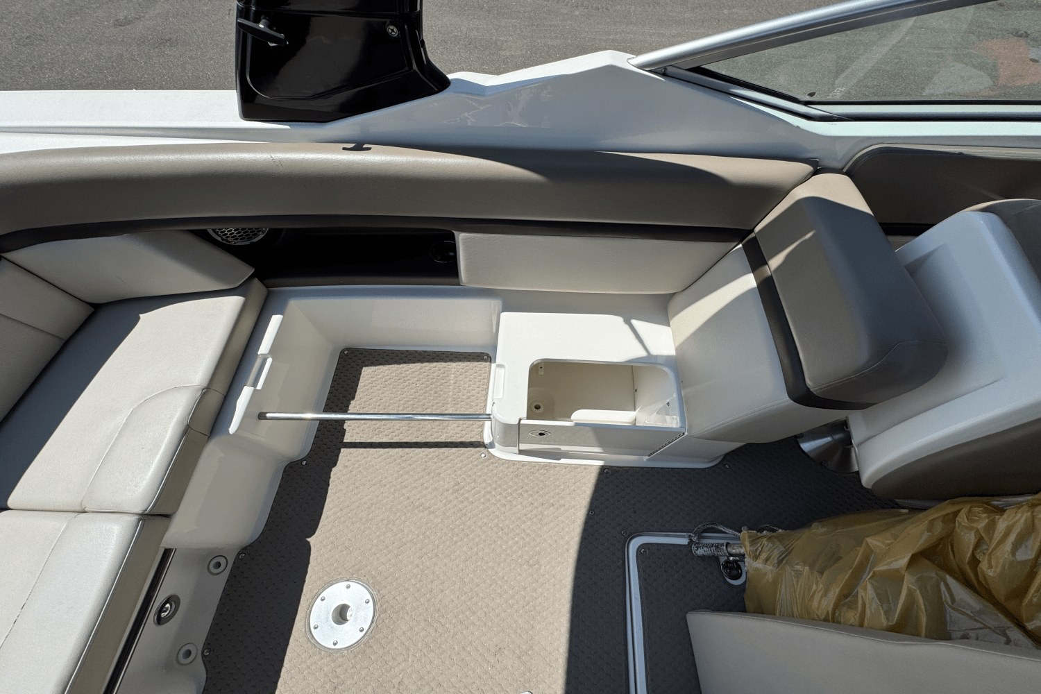 Slide: The Image of Sea Ray 270 SLX 2012 - 17