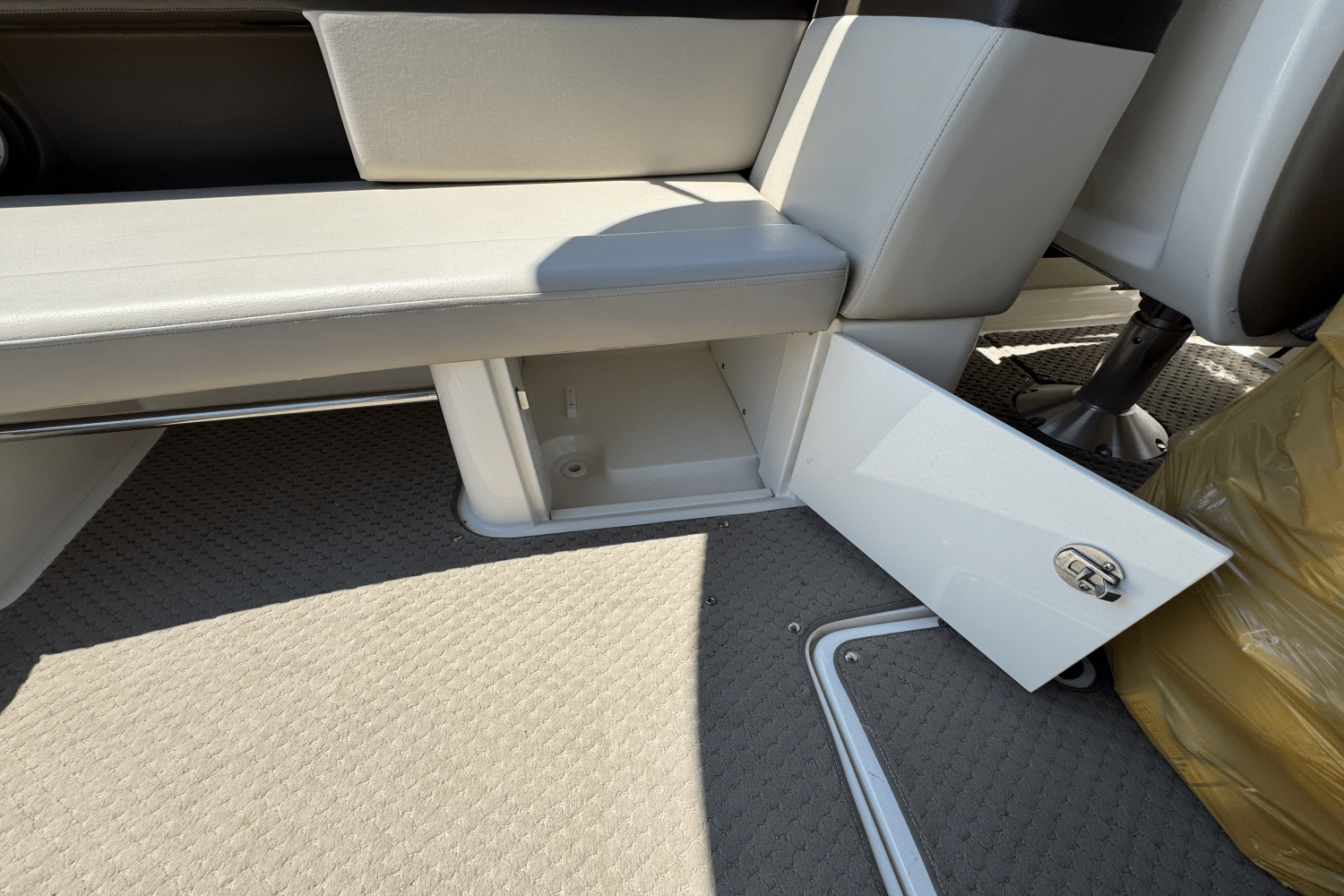 Slide: The Image of Sea Ray 270 SLX 2012 - 18