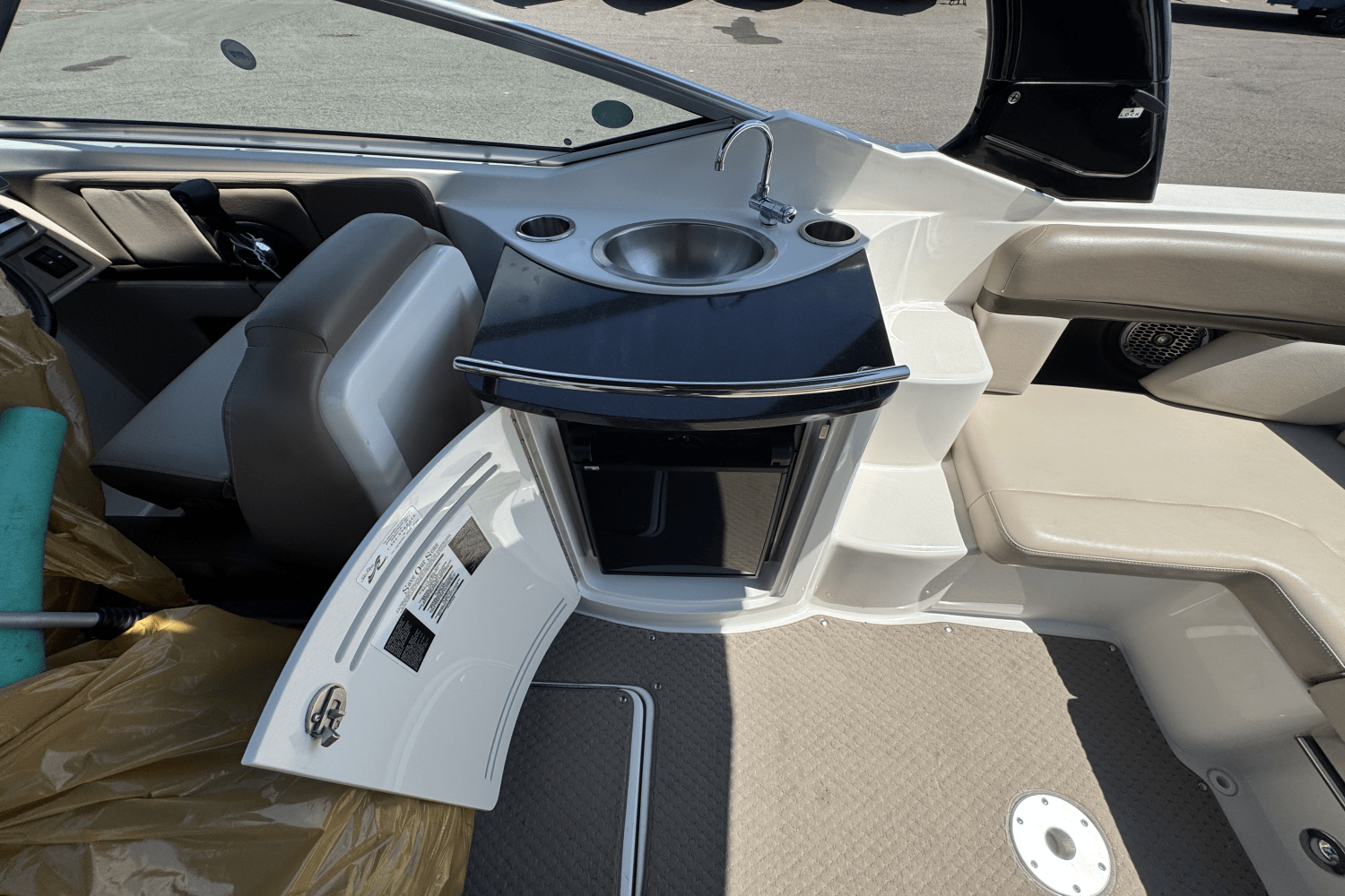 Slide: The Image of Sea Ray 270 SLX 2012 - 22