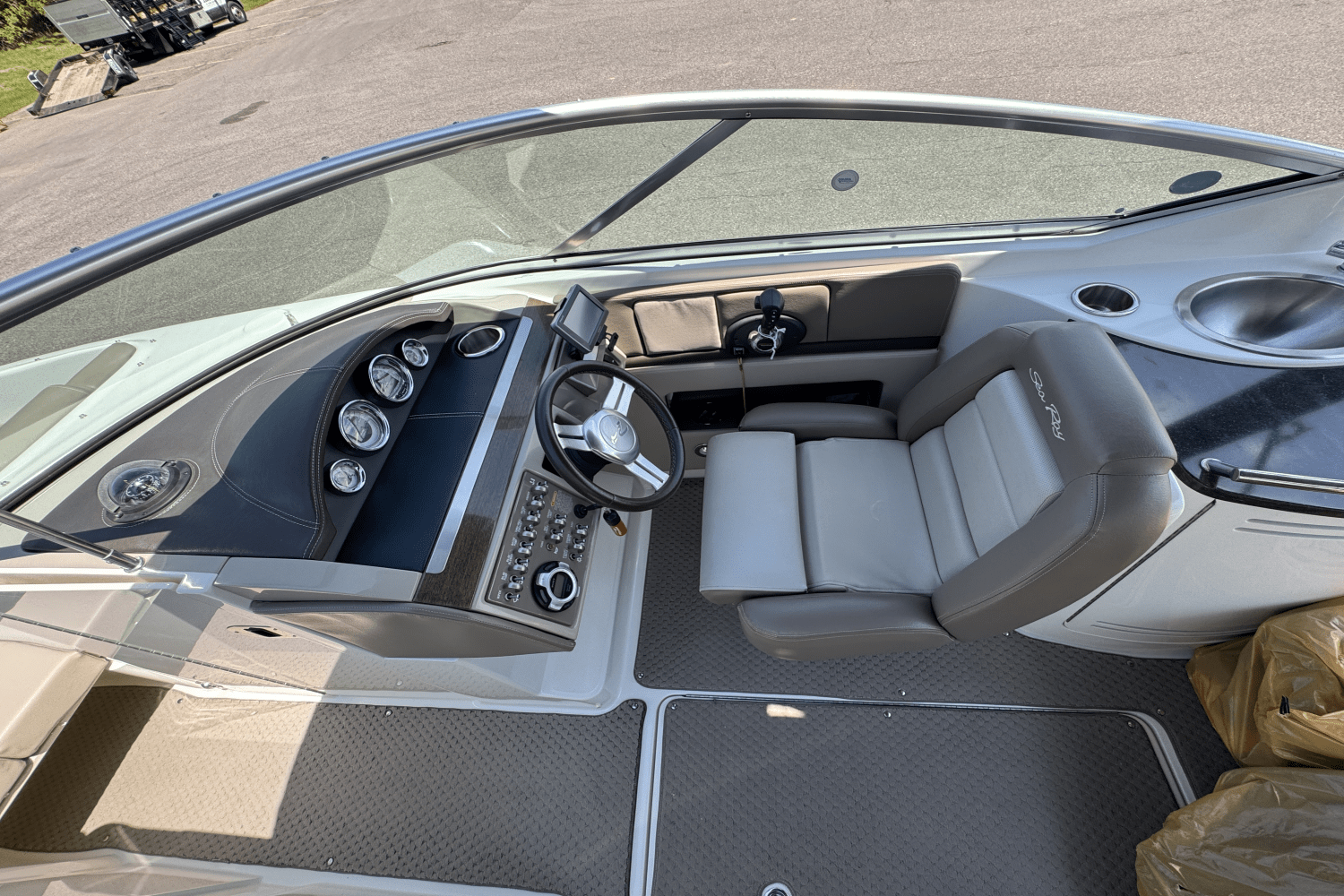 Slide: The Image of Sea Ray 270 SLX 2012 - 24