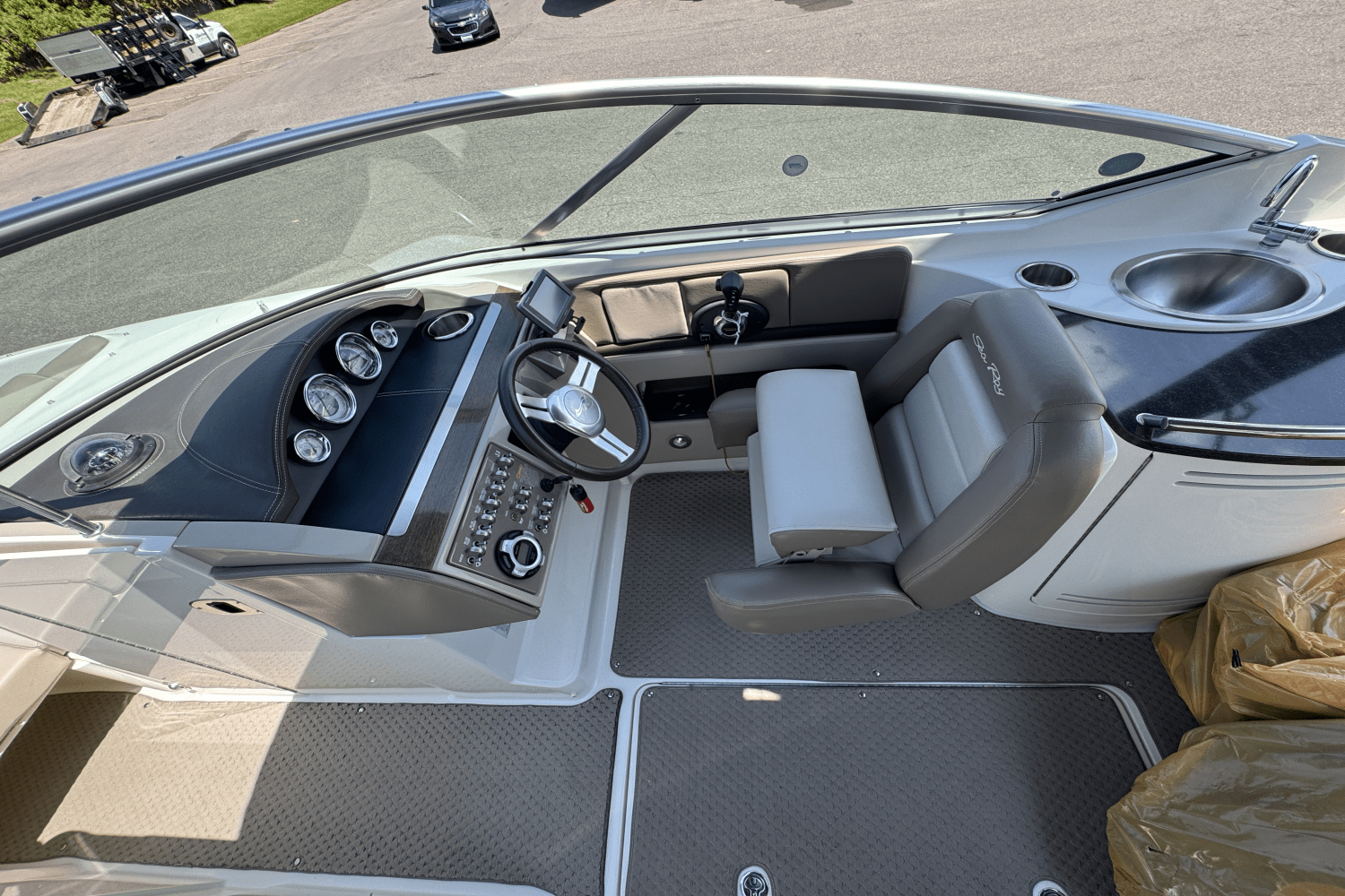 Slide: The Image of Sea Ray 270 SLX 2012 - 25