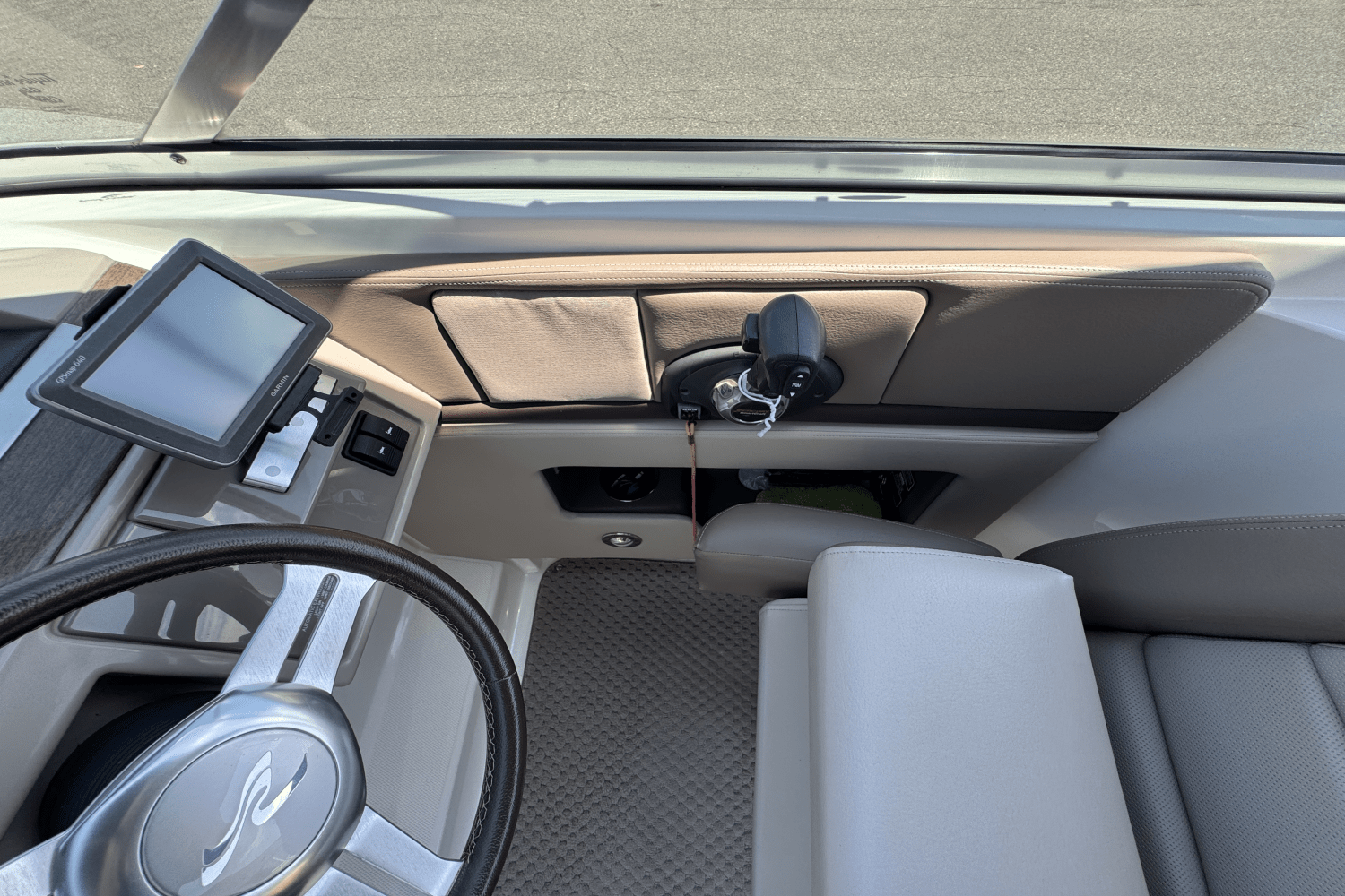 Slide: The Image of Sea Ray 270 SLX 2012 - 29