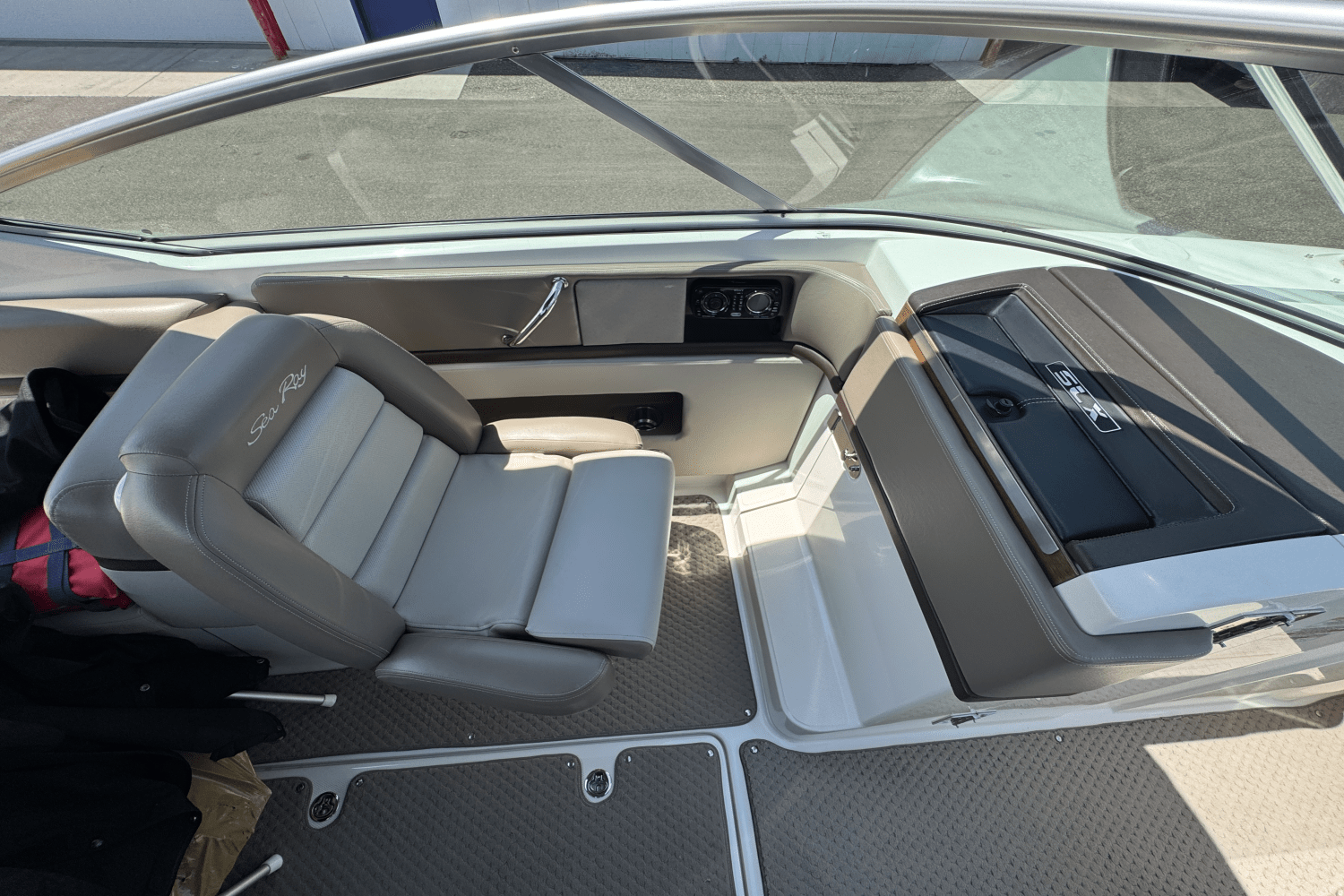 Slide: The Image of Sea Ray 270 SLX 2012 - 30