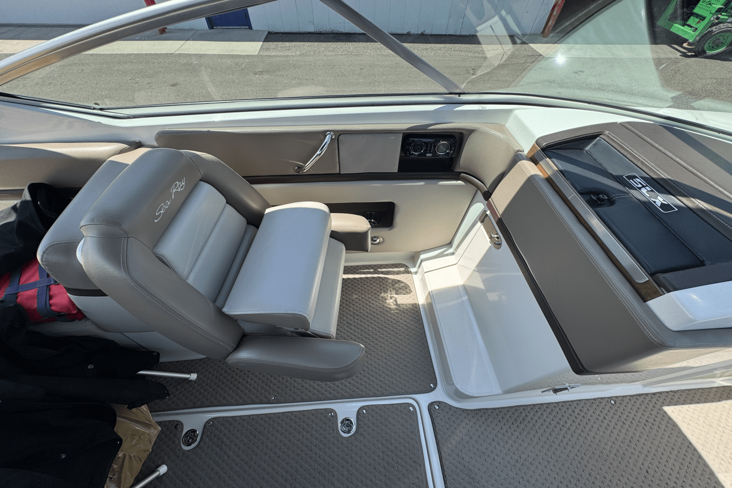 Slide: The Image of Sea Ray 270 SLX 2012 - 31