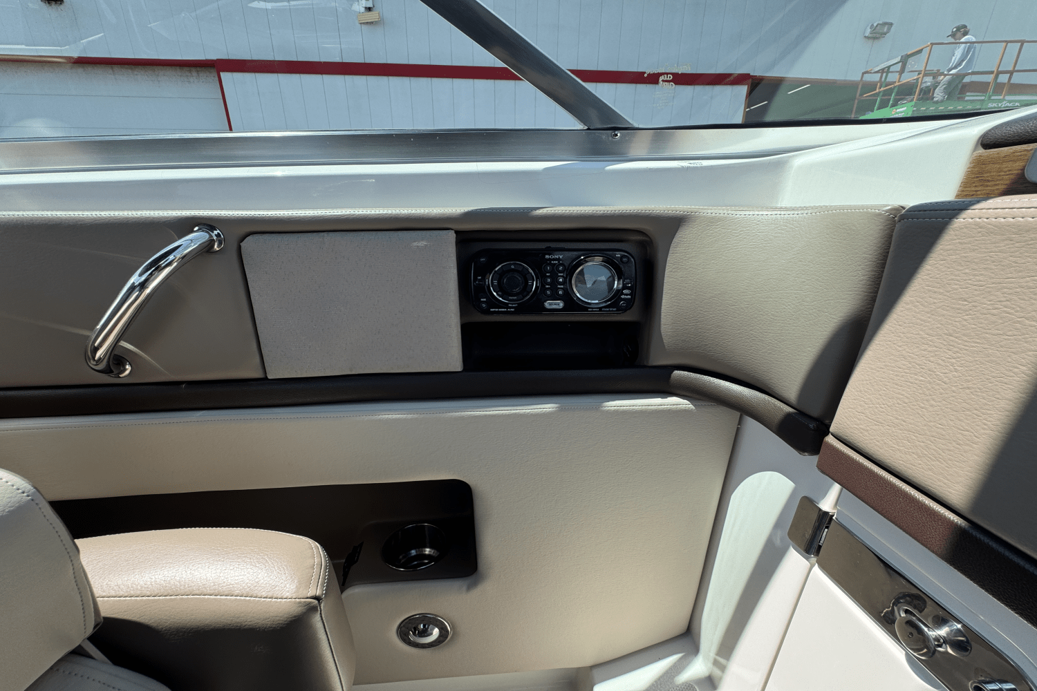 Slide: The Image of Sea Ray 270 SLX 2012 - 32