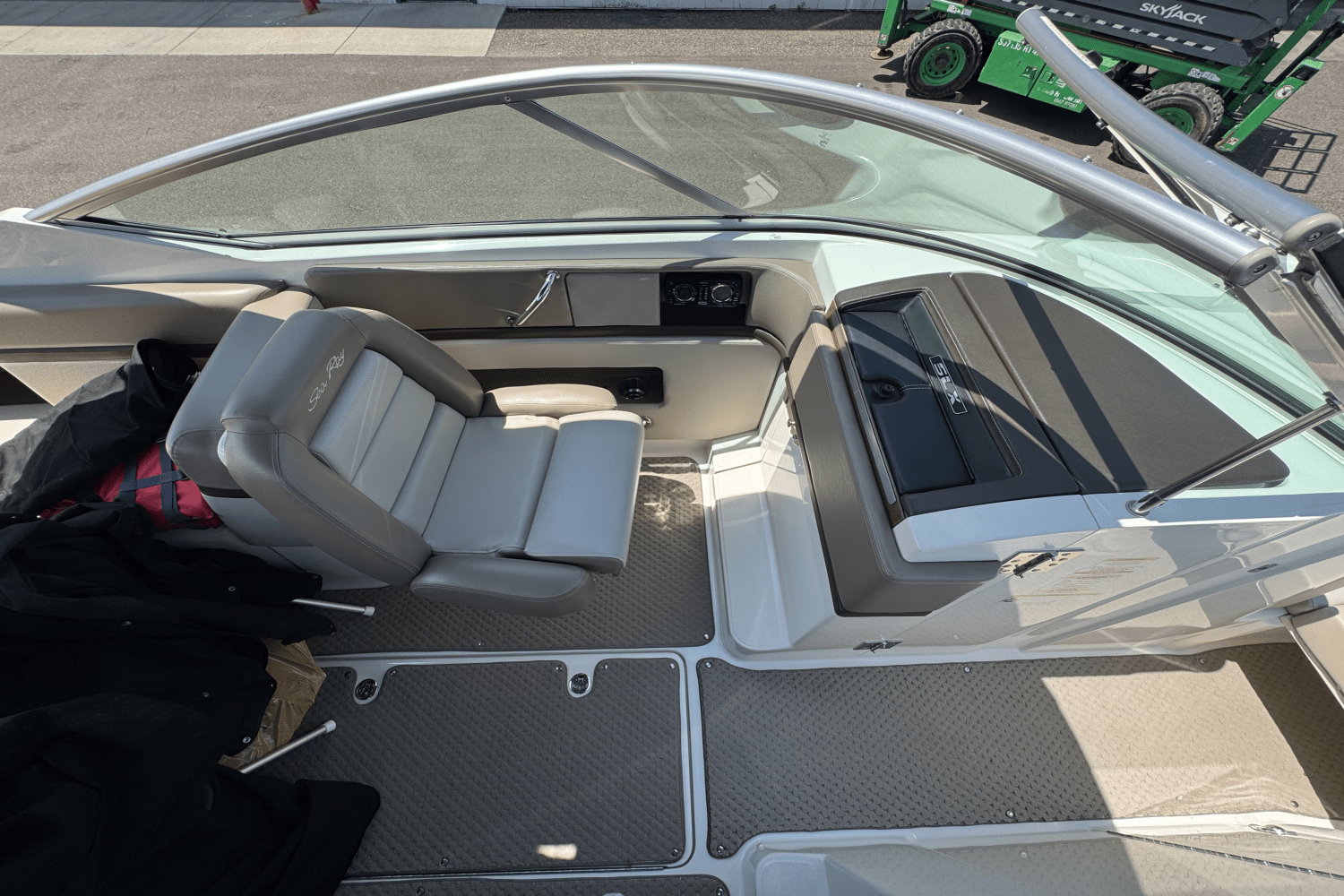 Slide: The Image of Sea Ray 270 SLX 2012 - 33