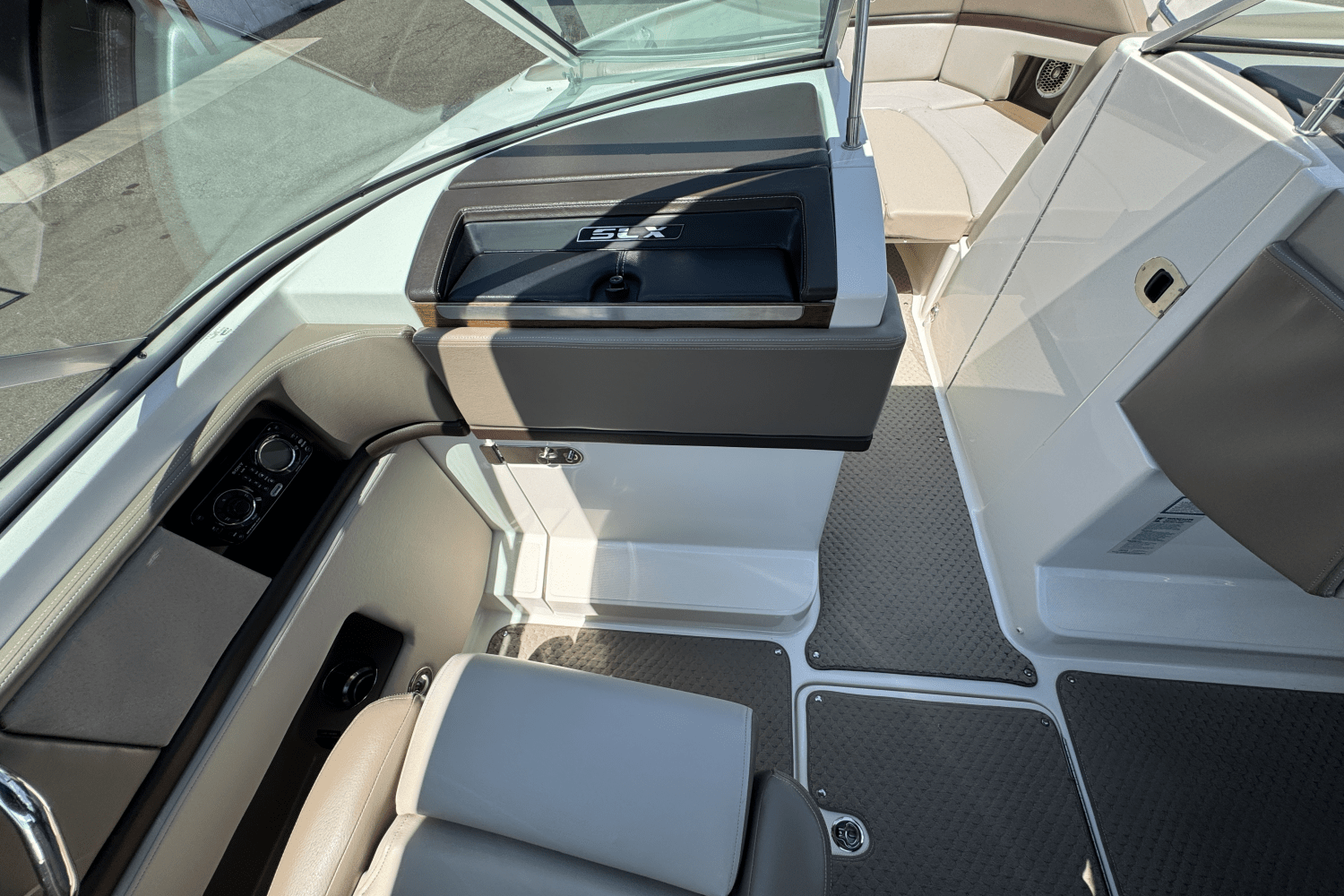 Slide: The Image of Sea Ray 270 SLX 2012 - 34