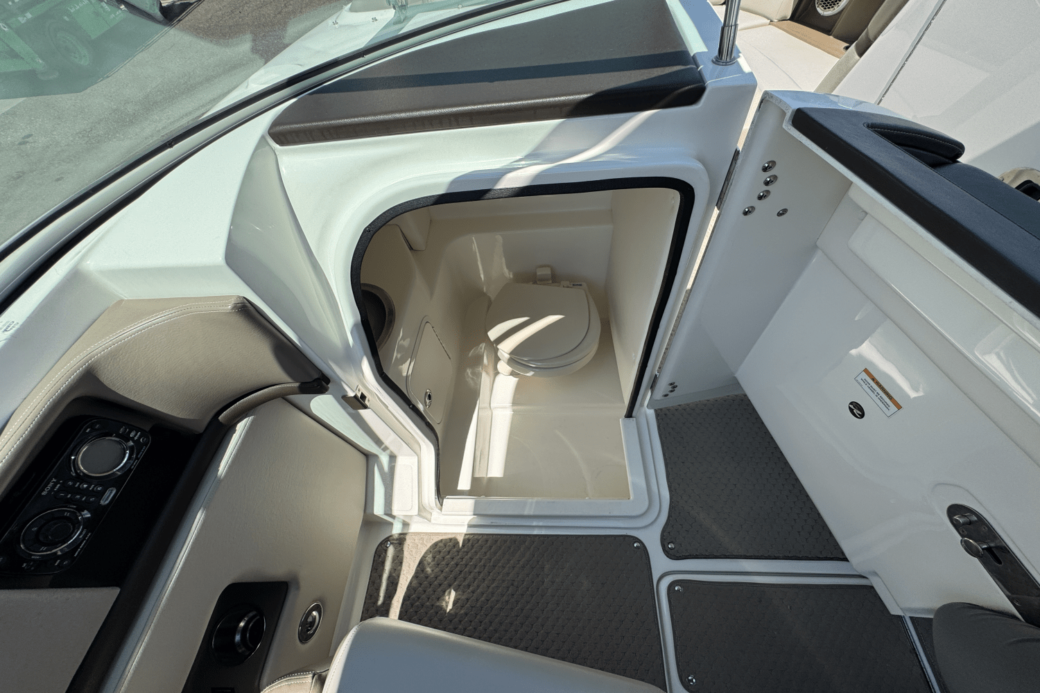 Slide: The Image of Sea Ray 270 SLX 2012 - 35