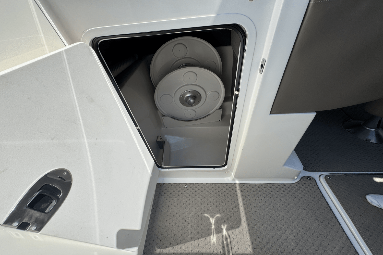 Slide: The Image of Sea Ray 270 SLX 2012 - 39