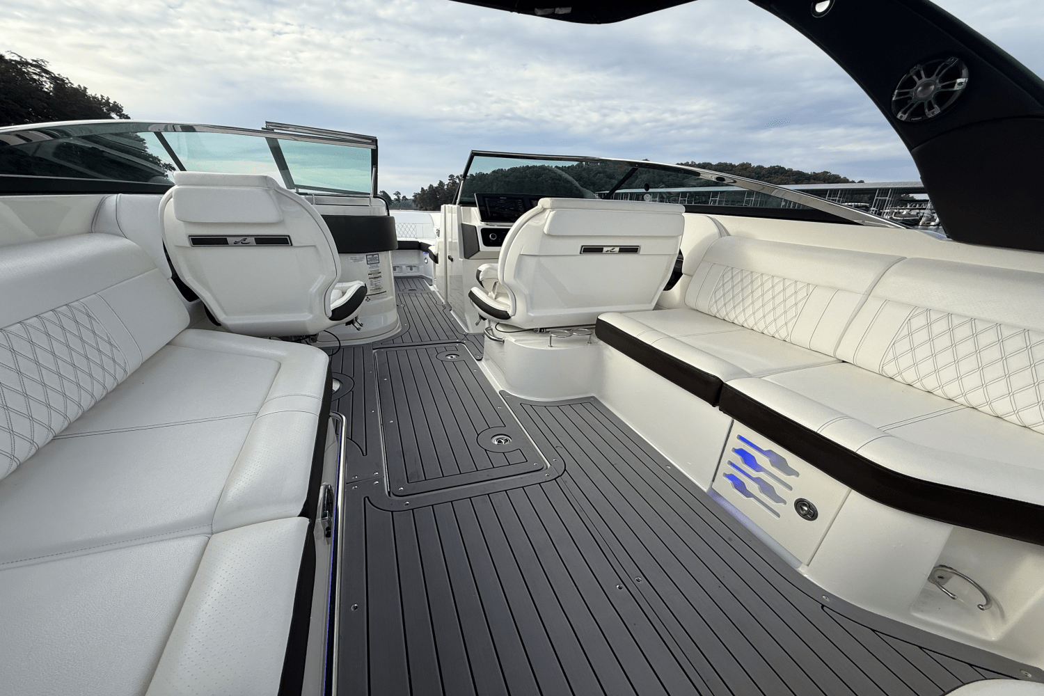 Slide: The Image of Sea Ray 280 SLX 2019 - 28