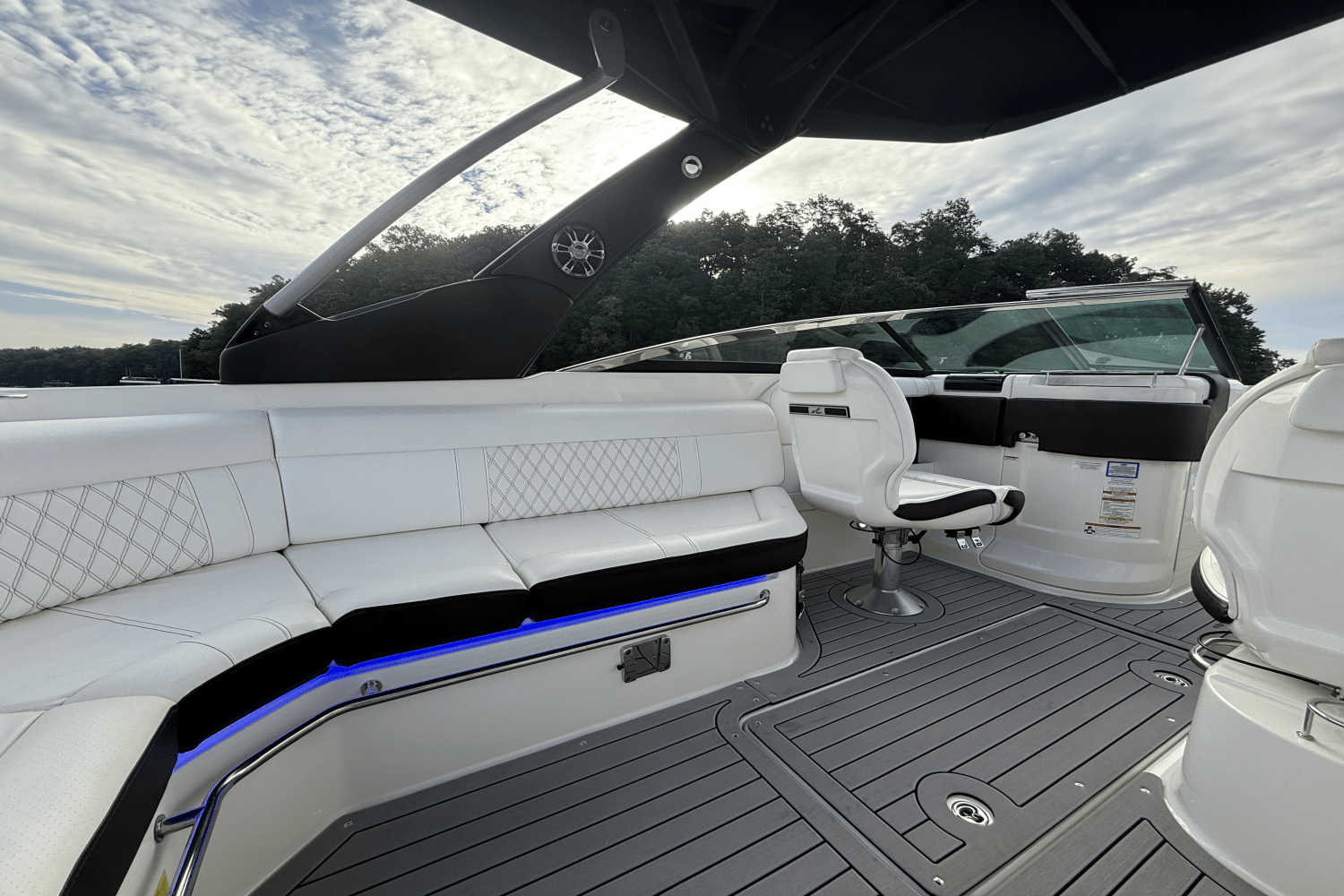 Slide: The Image of Sea Ray 280 SLX 2019 - 30