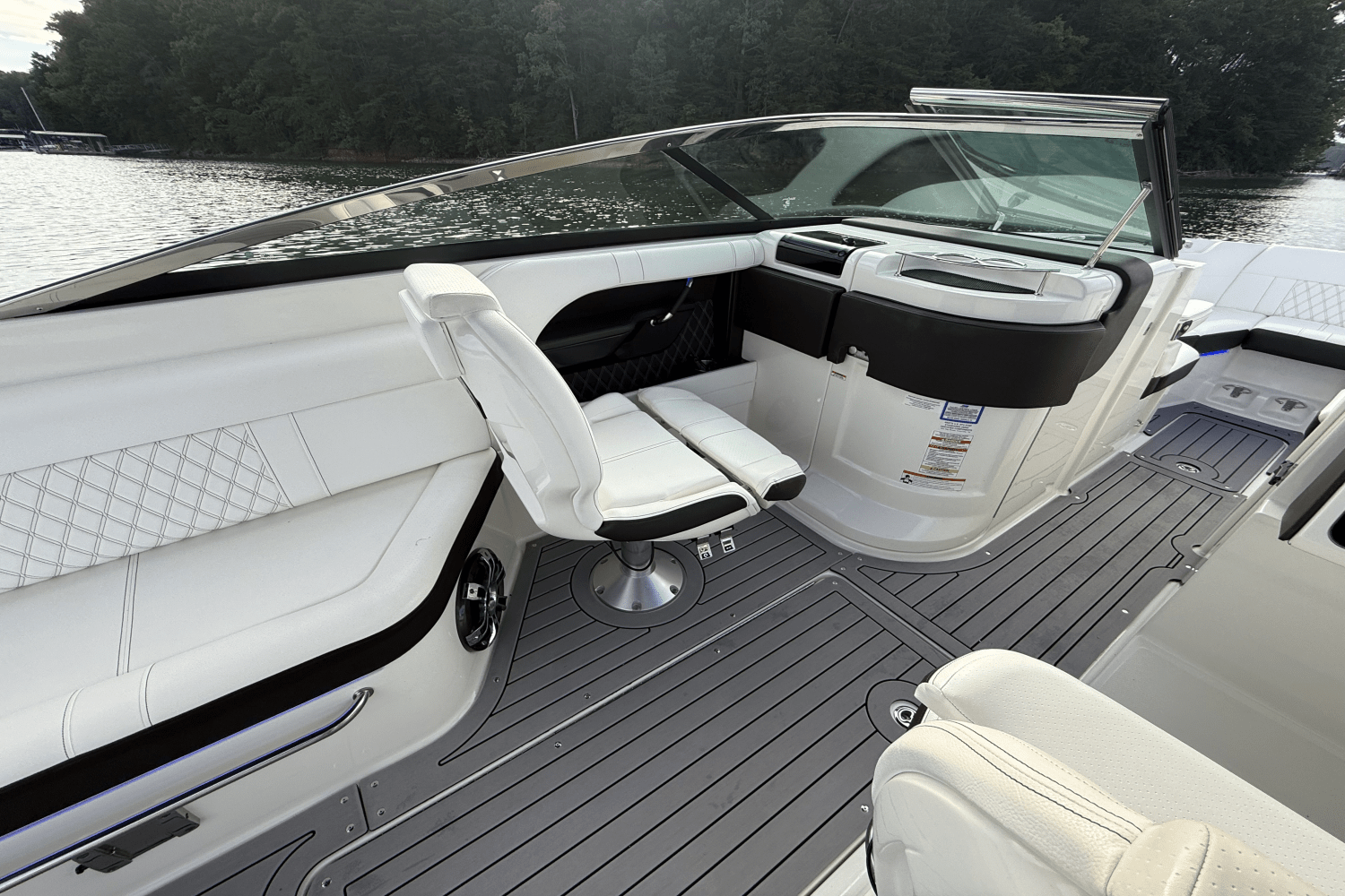 Slide: The Image of Sea Ray 280 SLX 2019 - 35