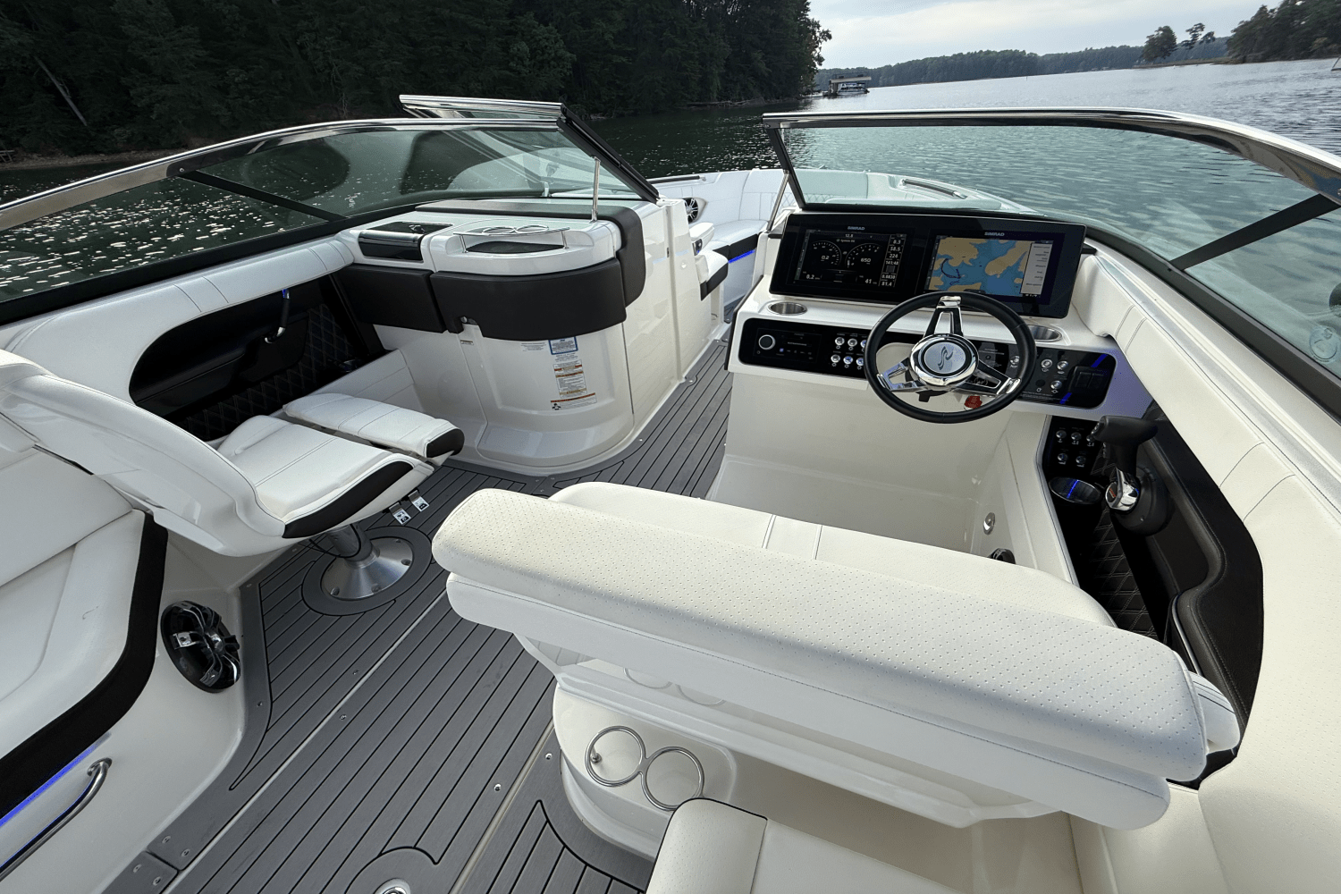 Slide: The Image of Sea Ray 280 SLX 2019 - 36