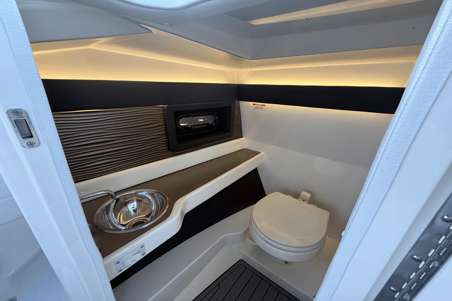 Slide: The Image of Sea Ray 280 SLX 2019 - 44