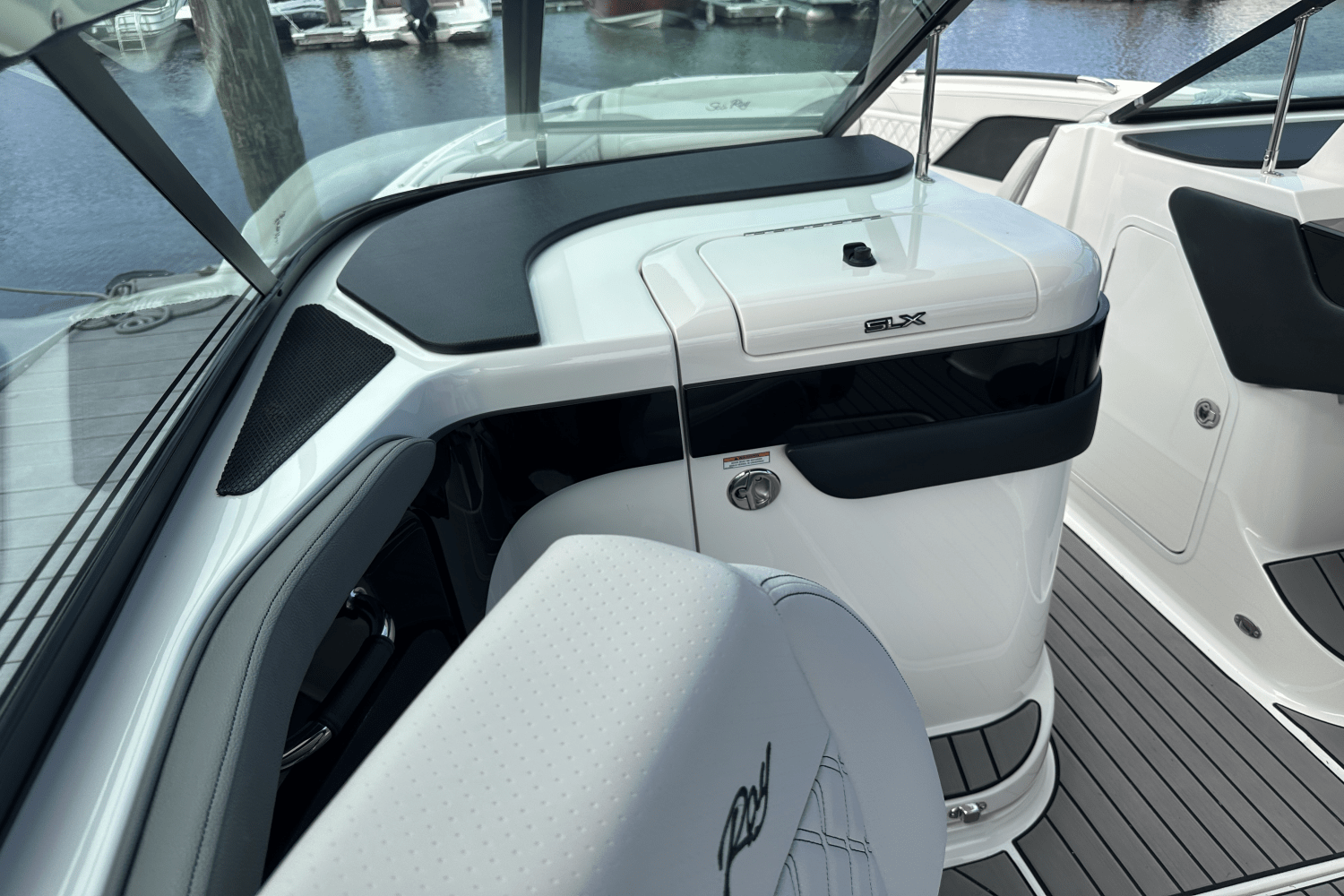 Slide: The Image of Sea Ray 280 SLX 2024 - 11