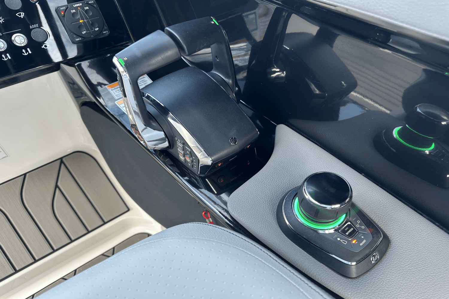 Slide: The Image of Sea Ray 280 SLX 2024 - 13