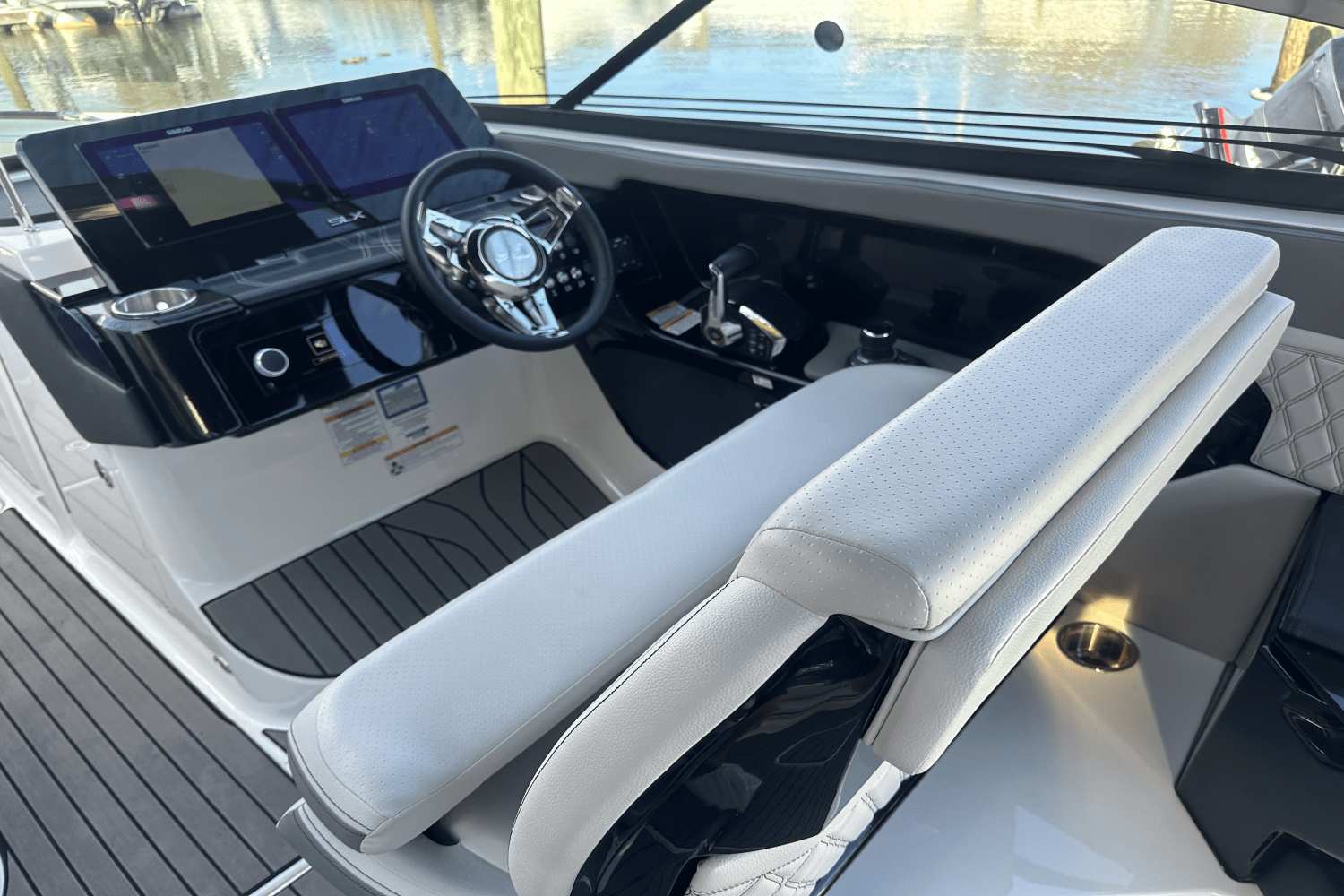 Slide: The Image of Sea Ray 280 SLX 2024 - 18