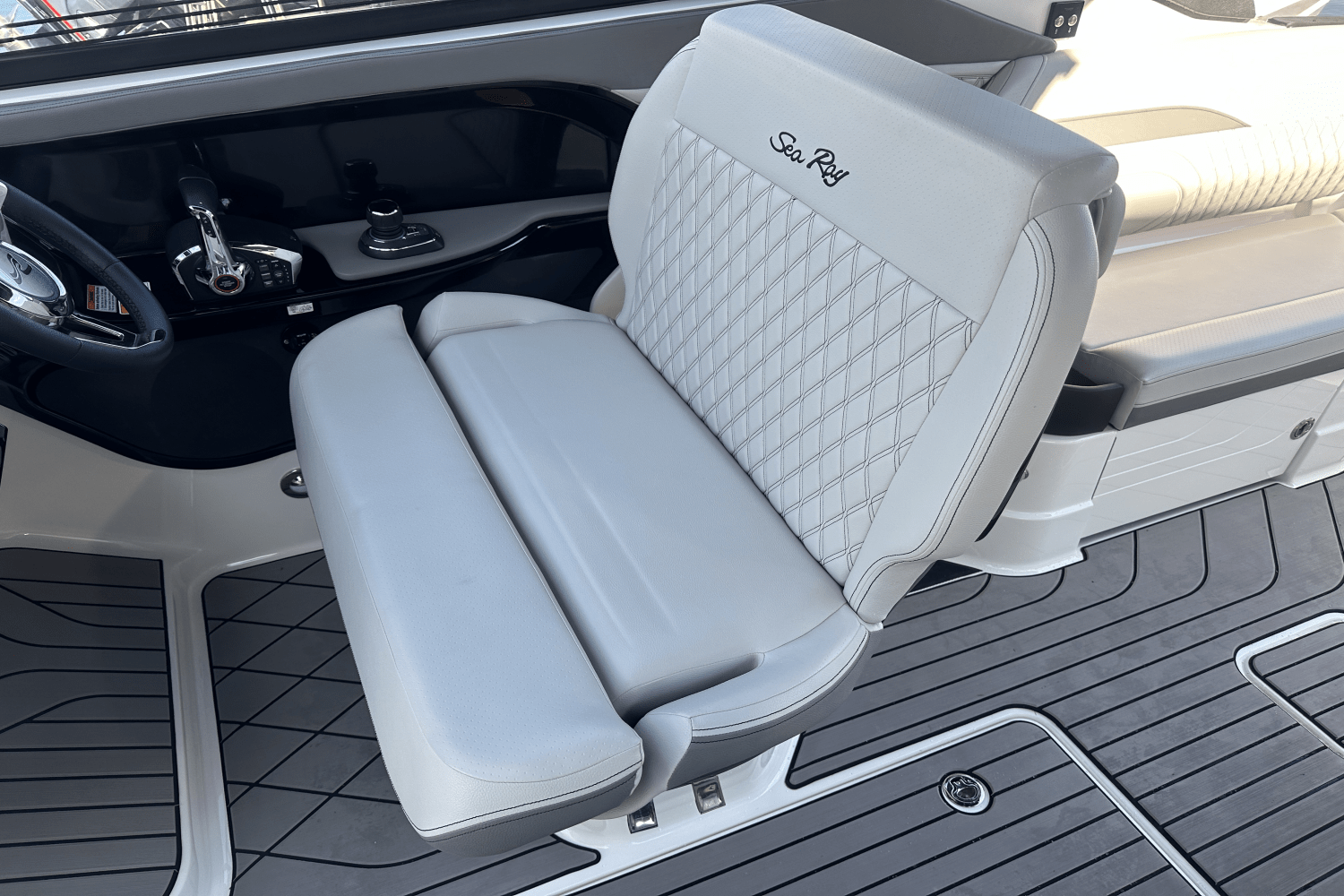 Slide: The Image of Sea Ray 280 SLX 2024 - 19