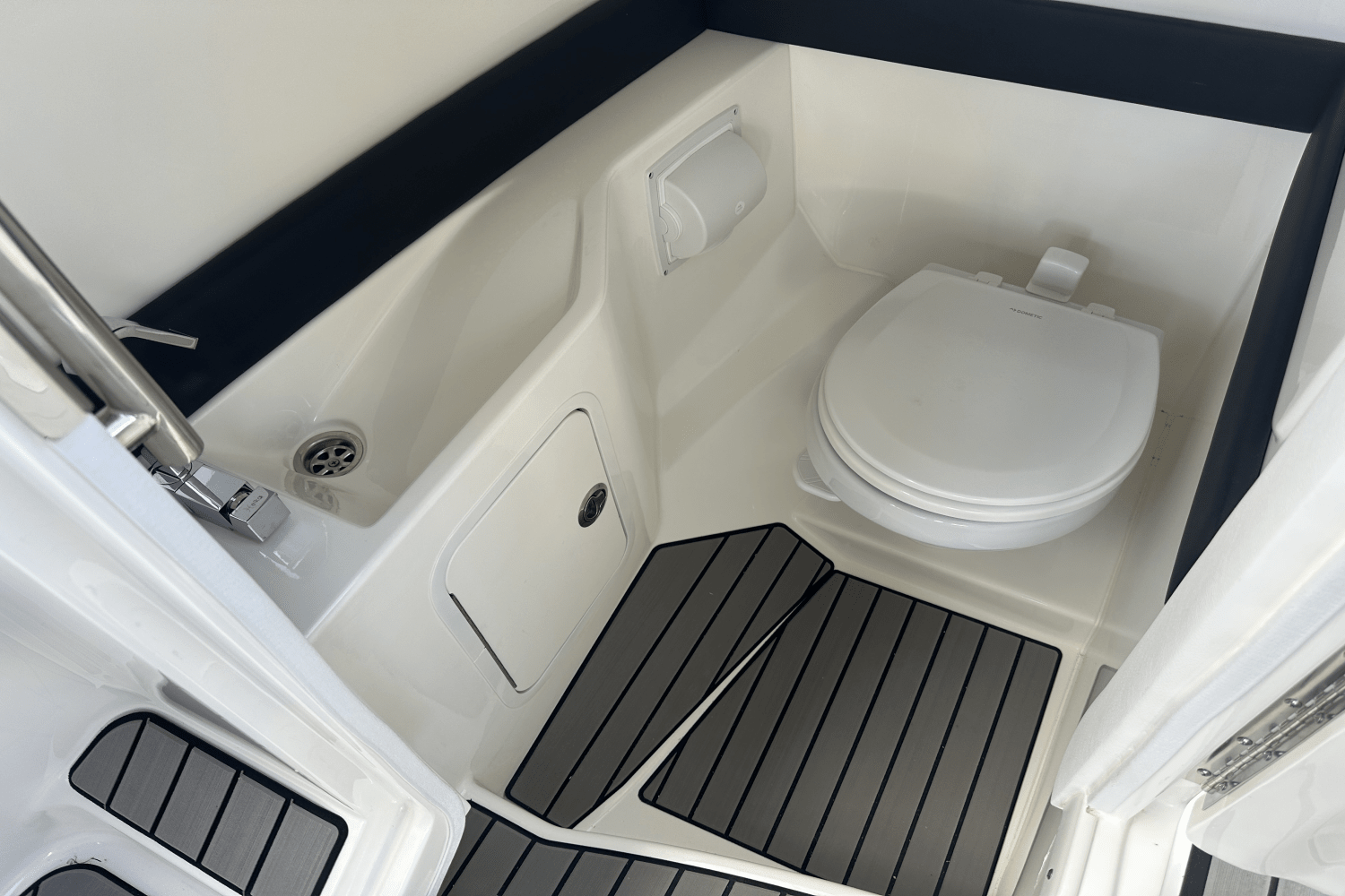 Slide: The Image of Sea Ray 280 SLX 2024 - 21