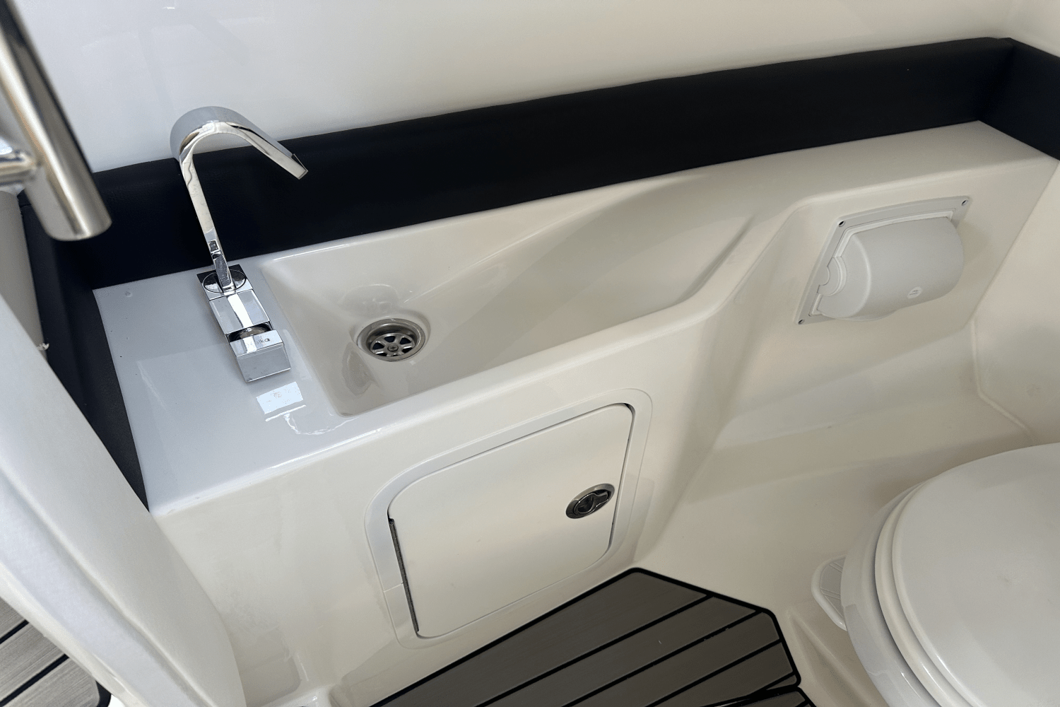 Slide: The Image of Sea Ray 280 SLX 2024 - 22