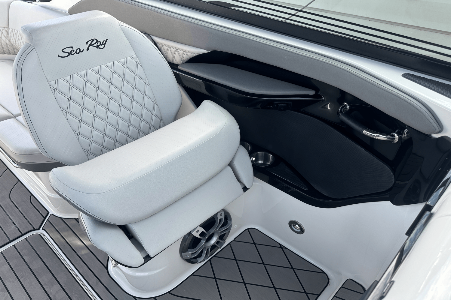 Slide: The Image of Sea Ray 280 SLX 2024 - 23