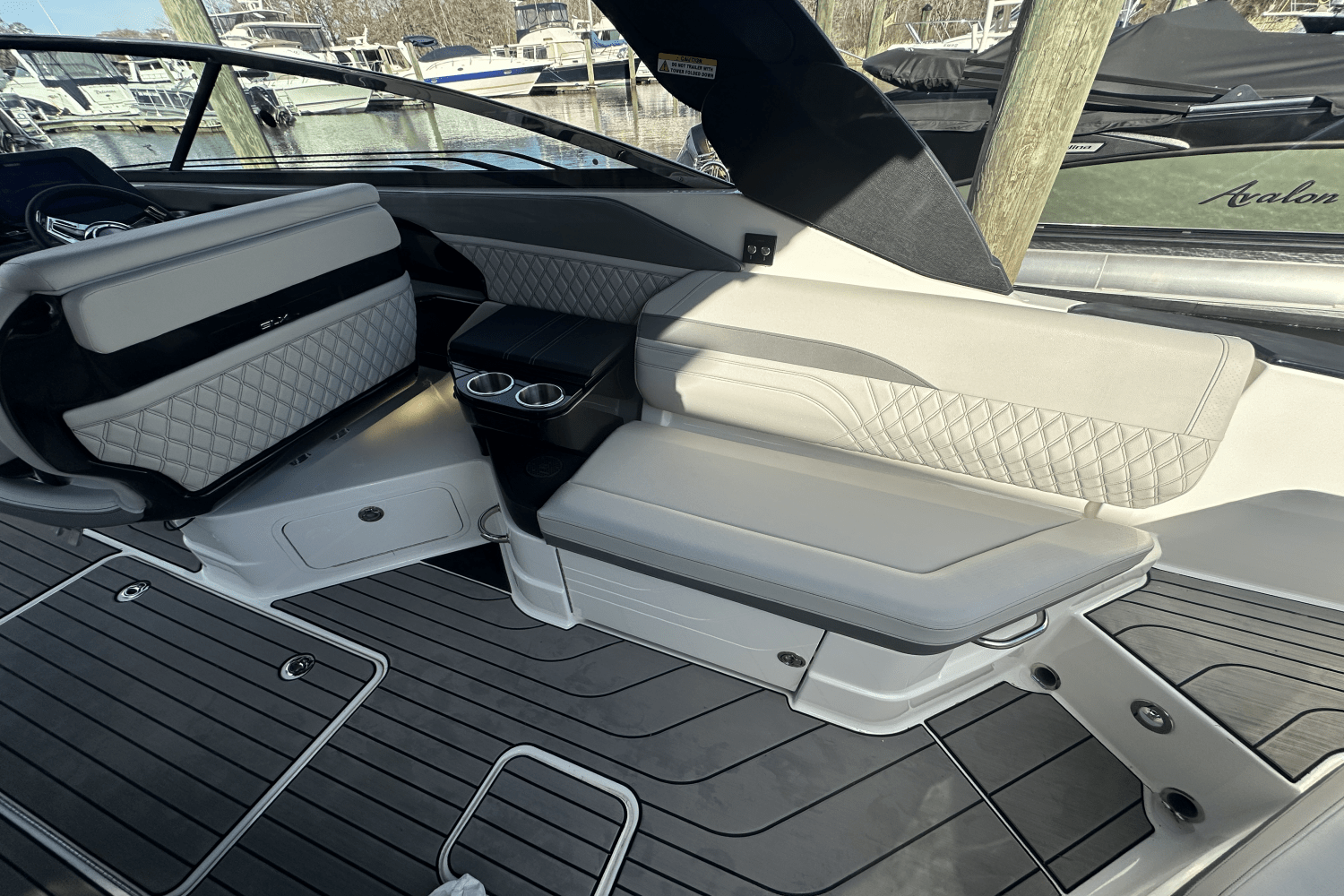 Slide: The Image of Sea Ray 280 SLX 2024 - 25