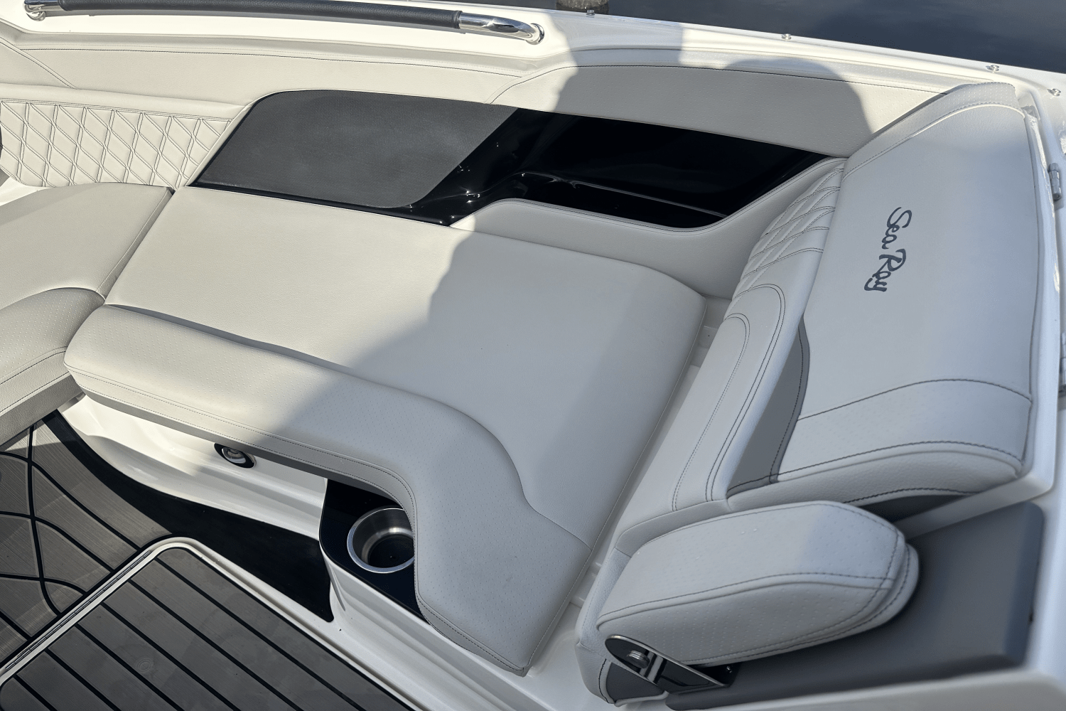 Slide: The Image of Sea Ray 280 SLX 2024 - 30