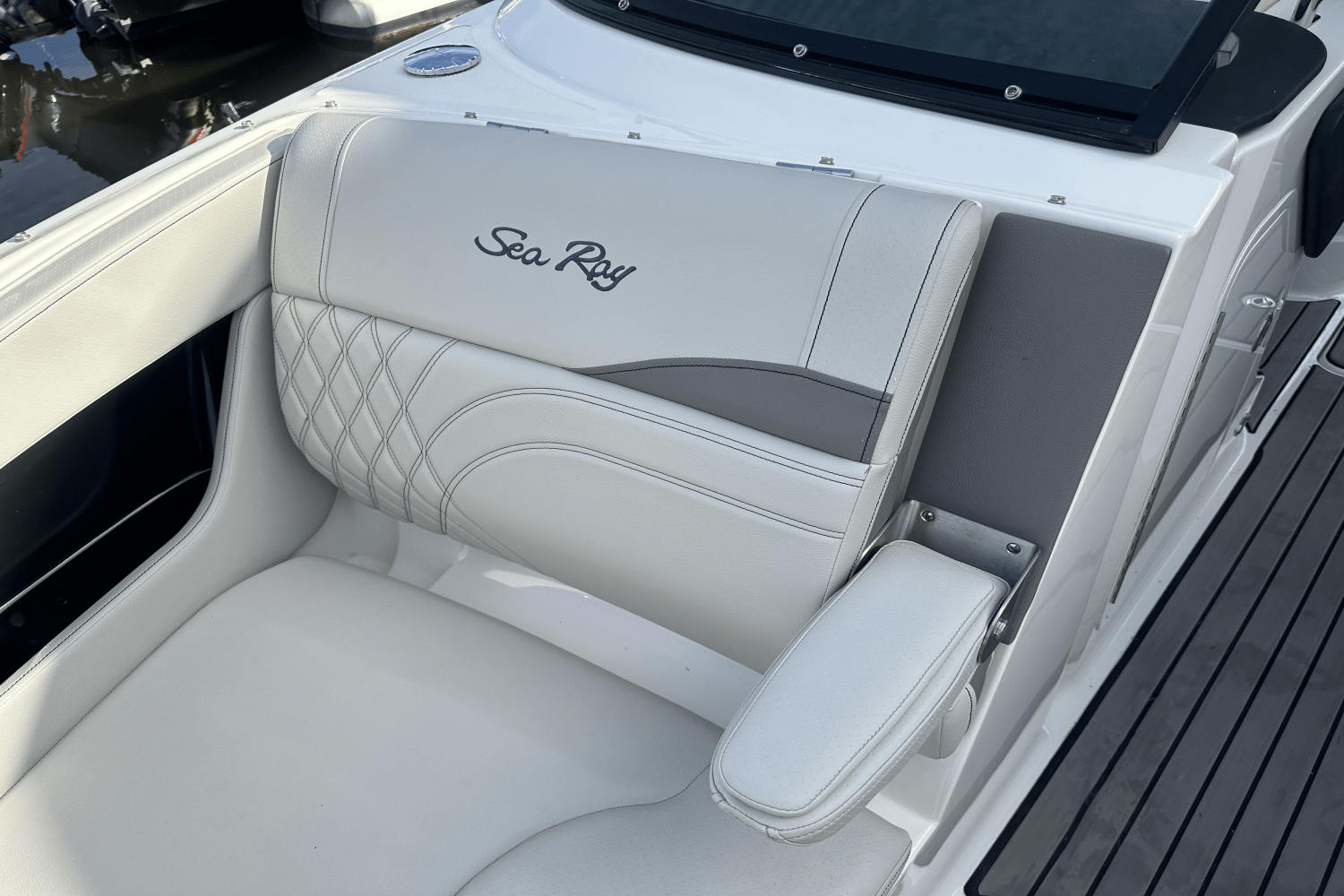 Slide: The Image of Sea Ray 280 SLX 2024 - 32