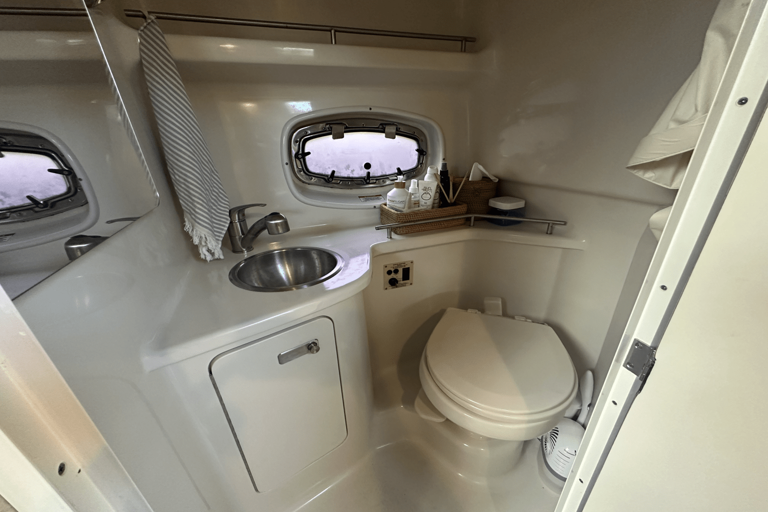 Slide: The Image of Sea Ray 280 SUNDANCER 2010 - 51