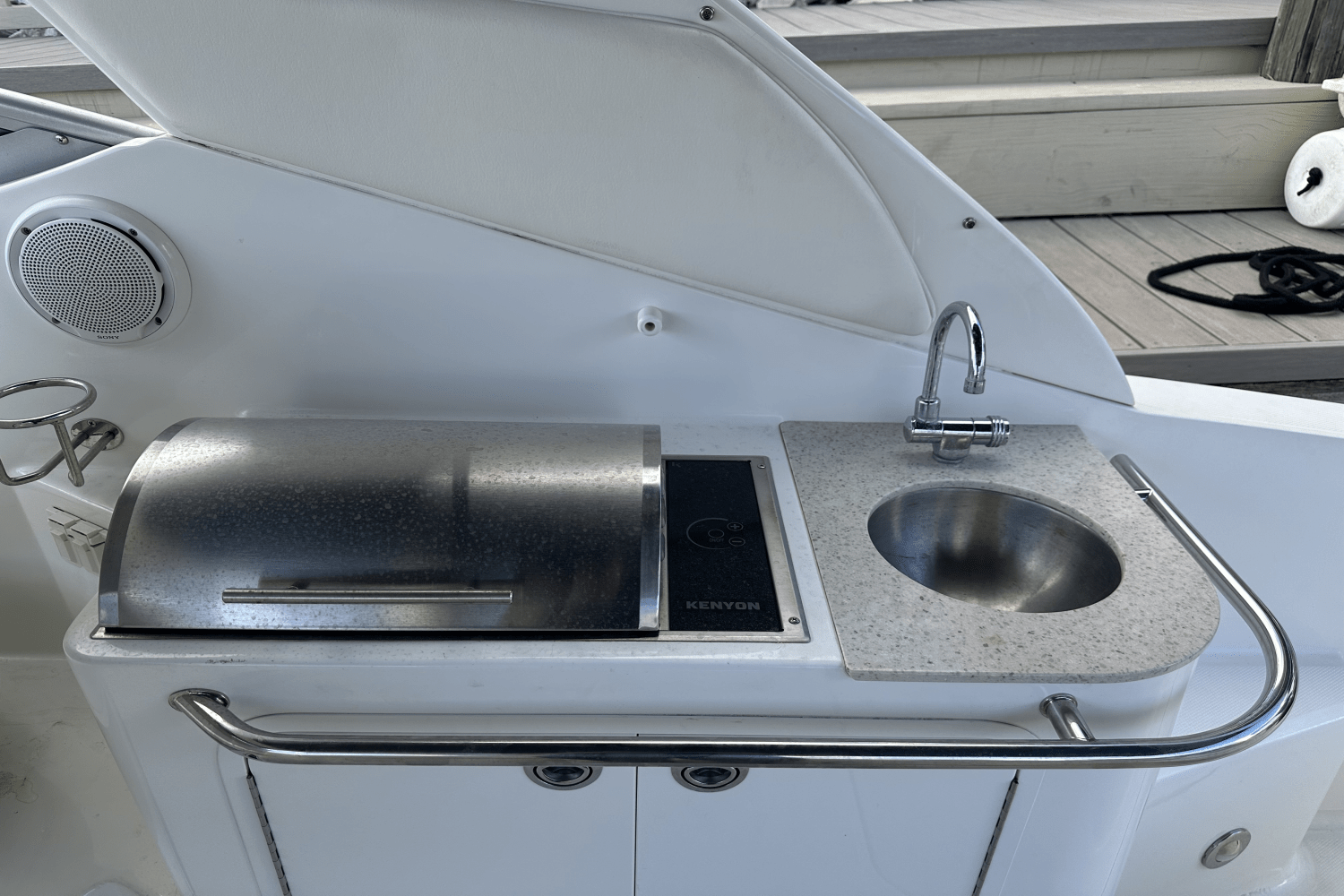 Slide: The Image of Sea Ray 280 SUNDANCER 2010 - 8