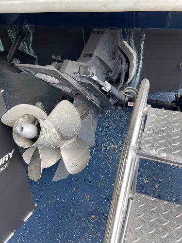 Slide: The Image of 2014 Sea Ray 280 Sundeck boat propeller and stern drive. - 16