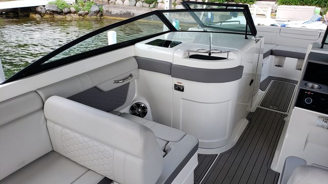 Slide: The Image of Sea Ray 290 SDXO 2022 - 11