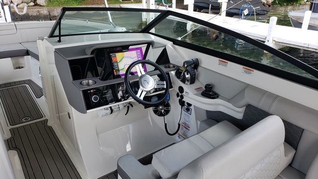 Slide: The Image of Sea Ray 290 SDXO 2022 - 16