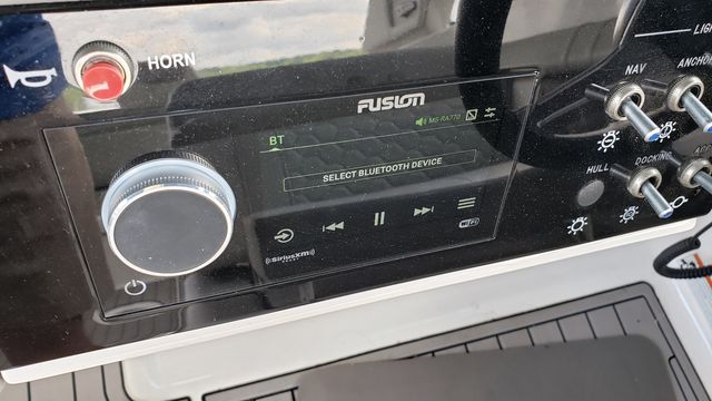 Slide: The Image of Sea Ray 290 SDXO 2022 - 17