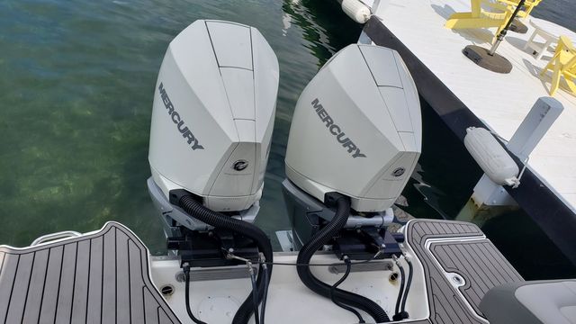 Slide: The Image of Sea Ray 290 SDXO 2022 - 25