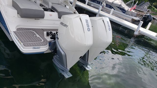 Slide: The Image of Sea Ray 290 SDXO 2022 - 26