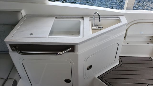 Slide: The Image of Sea Ray 290 SDXO 2022 - 7