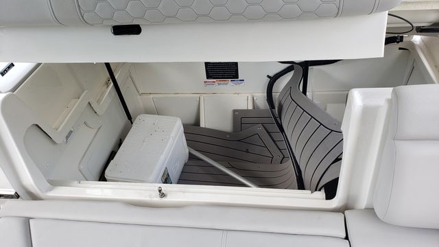 Slide: The Image of Sea Ray 290 SDXO 2022 - 9