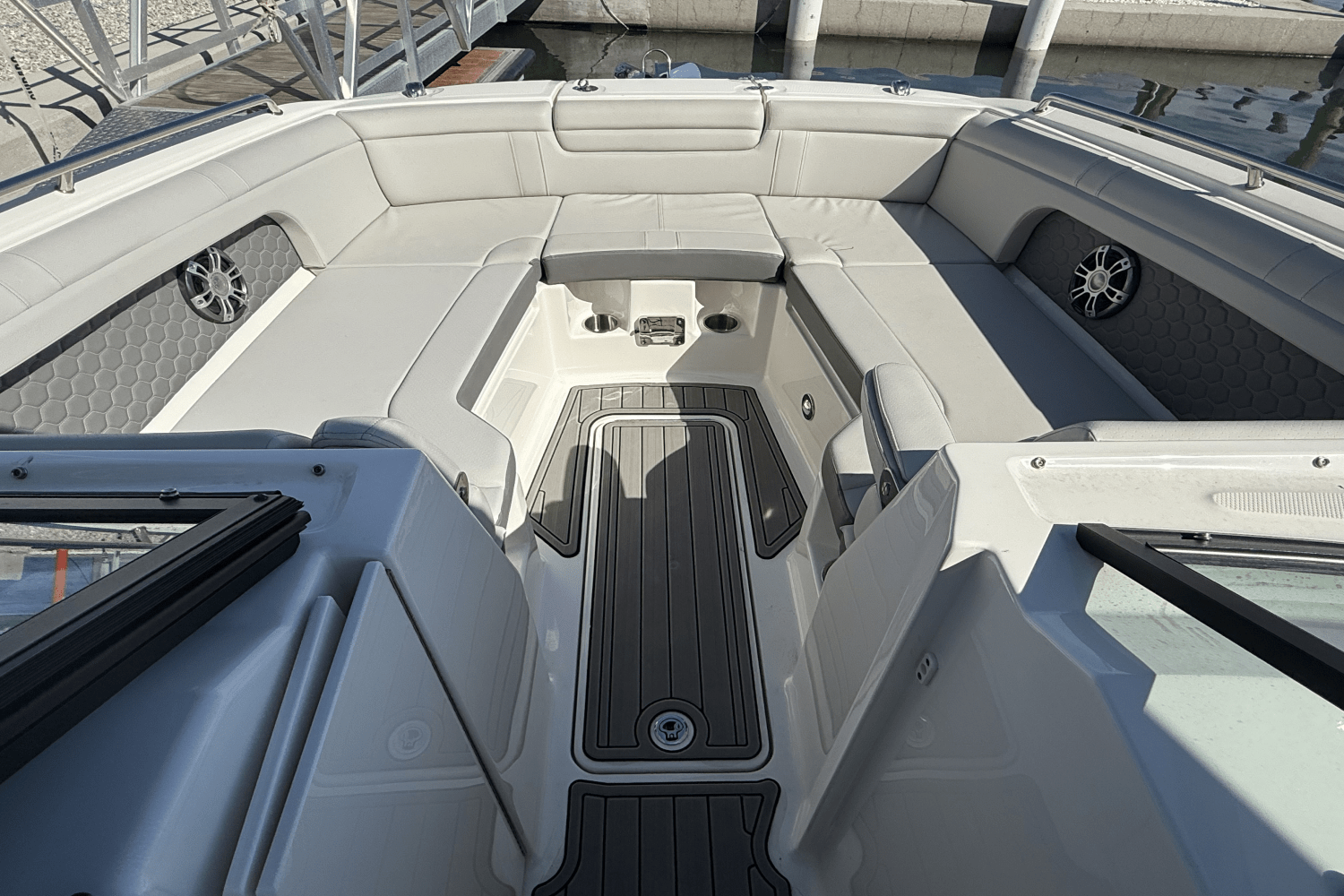 Slide: The Image of Sea Ray 290 SDX OB 2024 - 15