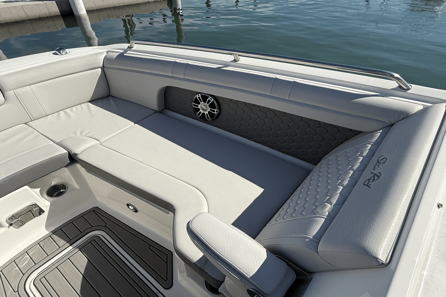 Slide: The Image of Sea Ray 290 SDX OB 2024 - 16