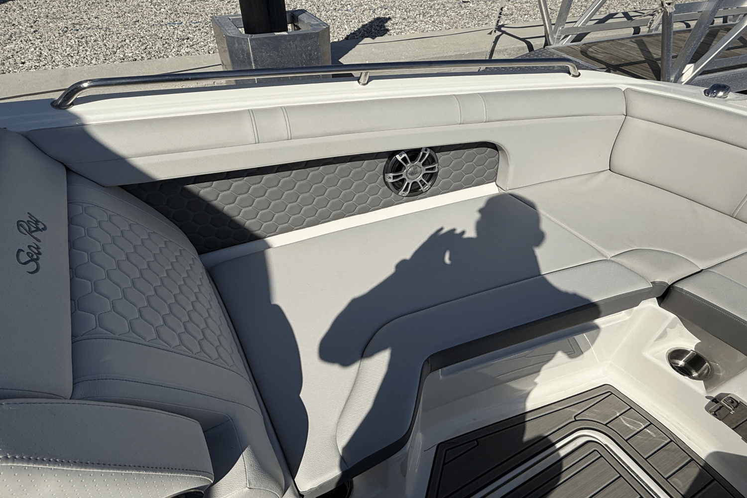Slide: The Image of Sea Ray 290 SDX OB 2024 - 17