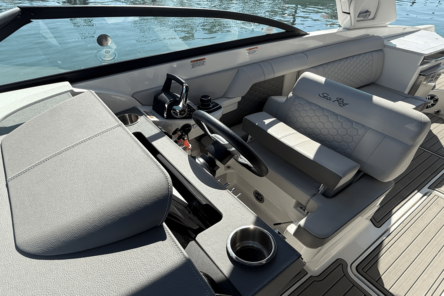 Slide: The Image of Sea Ray 290 SDX OB 2024 - 18