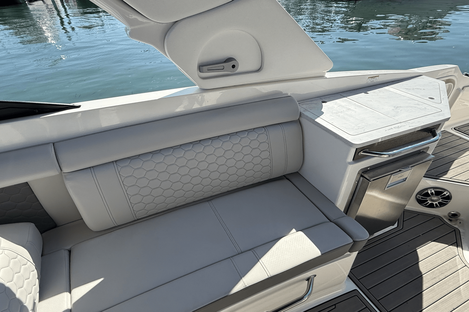 Slide: The Image of Sea Ray 290 SDX OB 2024 - 20