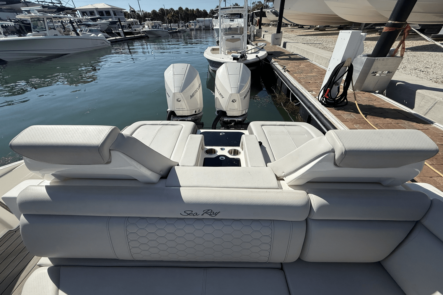 Slide: The Image of Sea Ray 290 SDX OB 2024 - 21