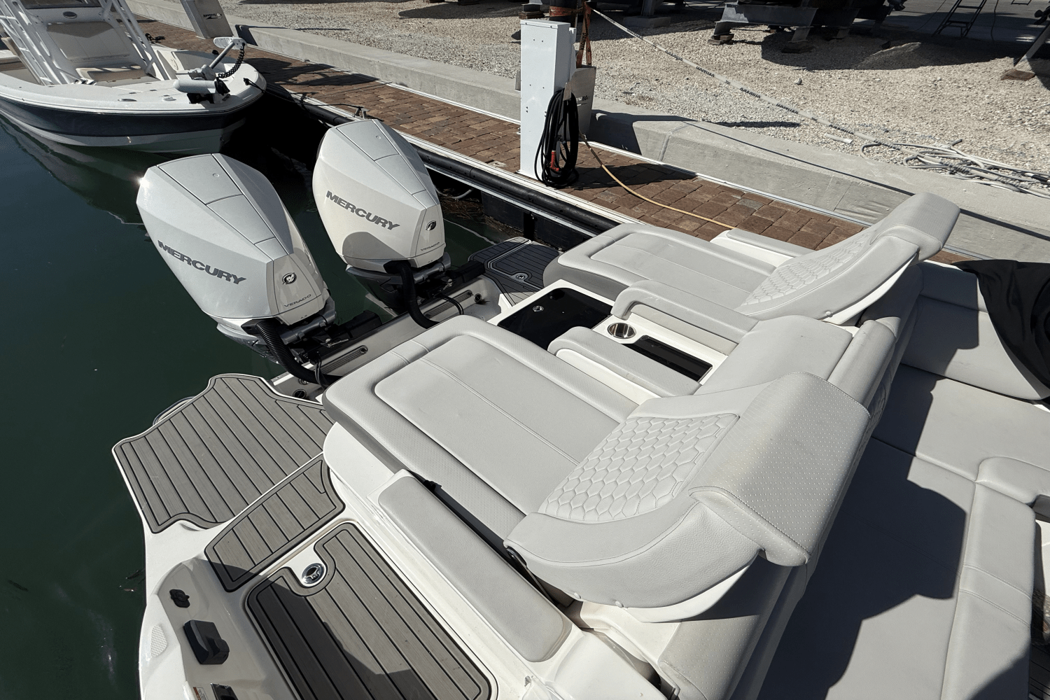 Slide: The Image of Sea Ray 290 SDX OB 2024 - 22