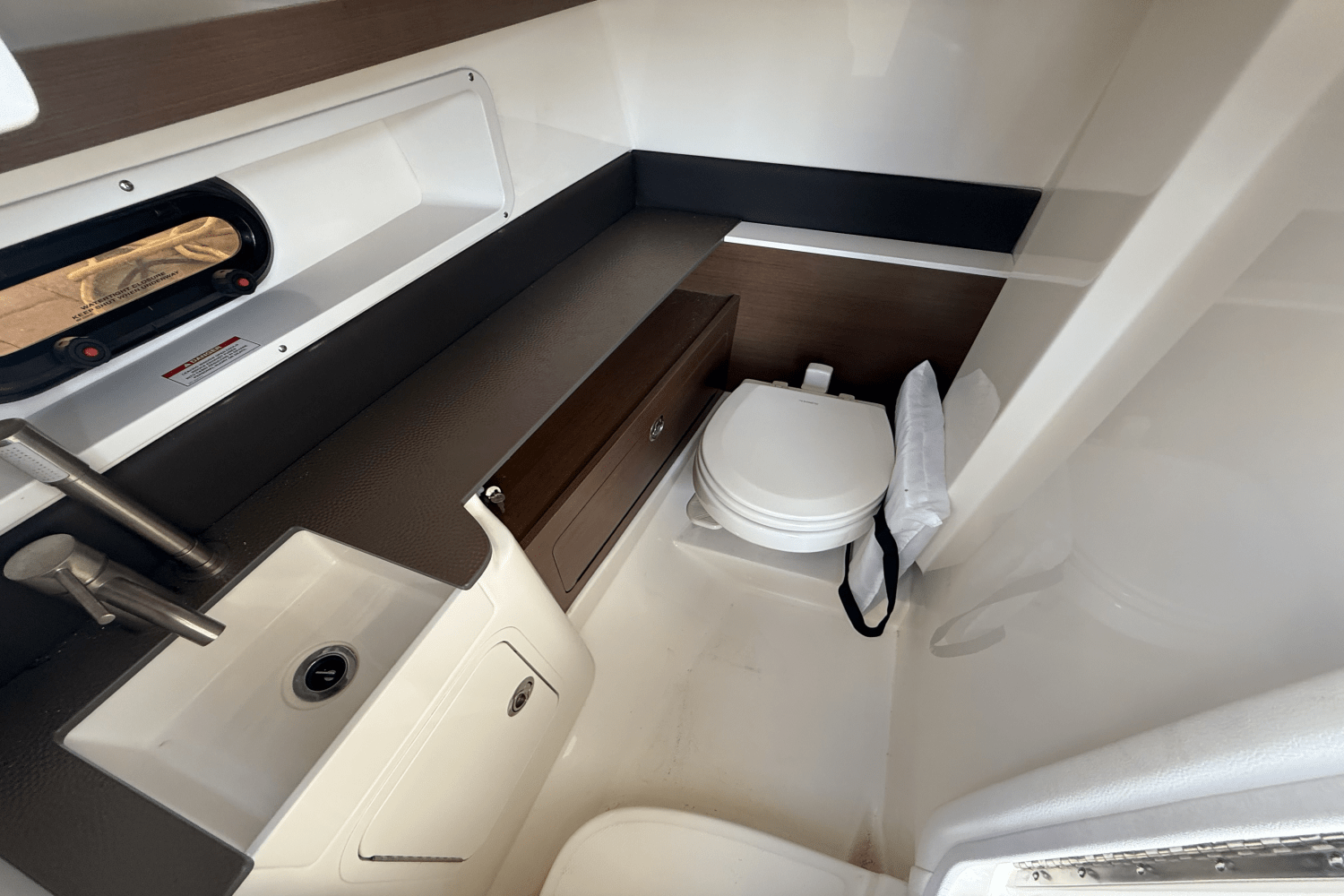 Slide: The Image of Sea Ray 290 SDX OB 2024 - 24